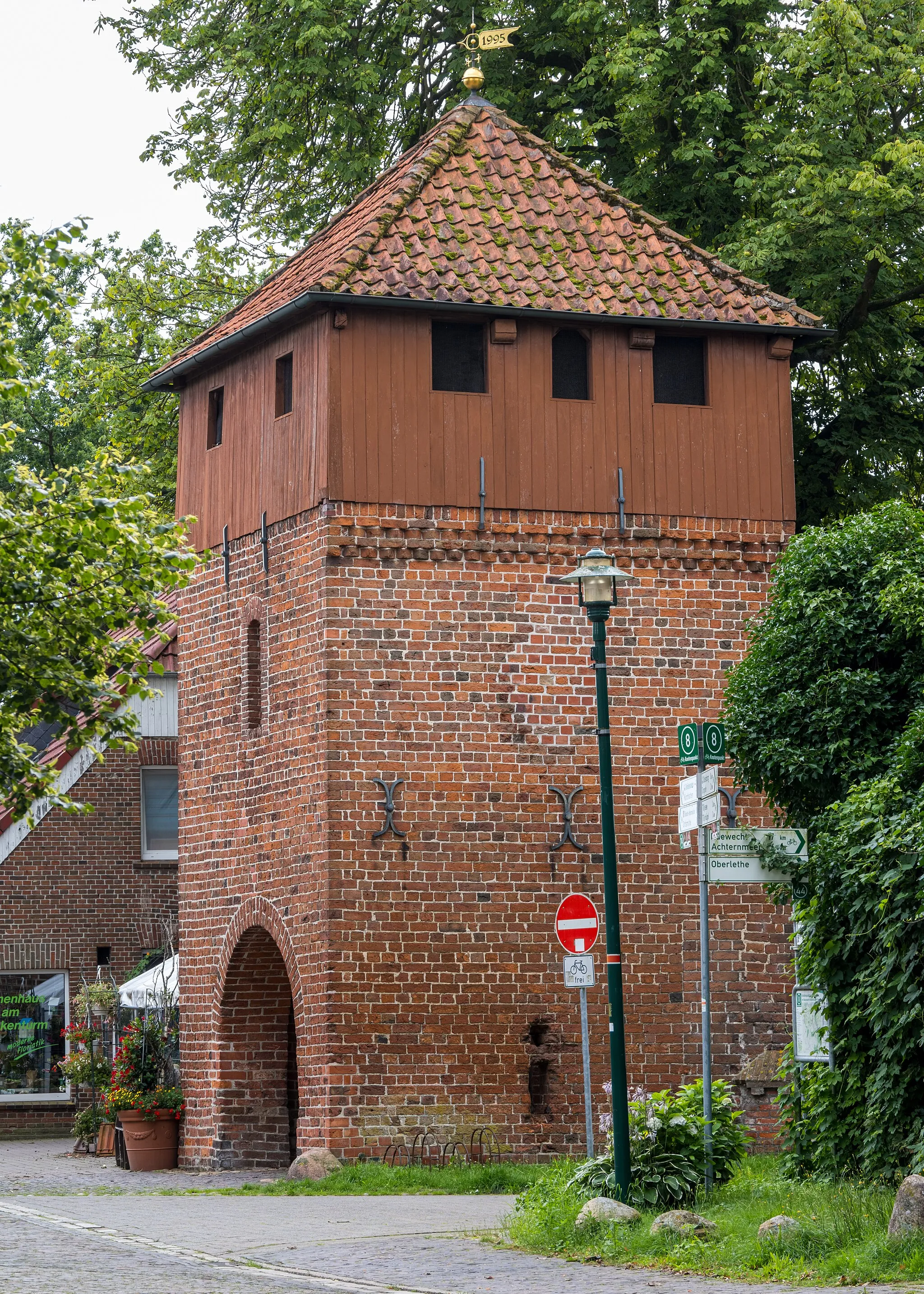 Photo showing: Wardenburg: Alter Glockenturm beim Alten Friedhof und der Marienkirche.