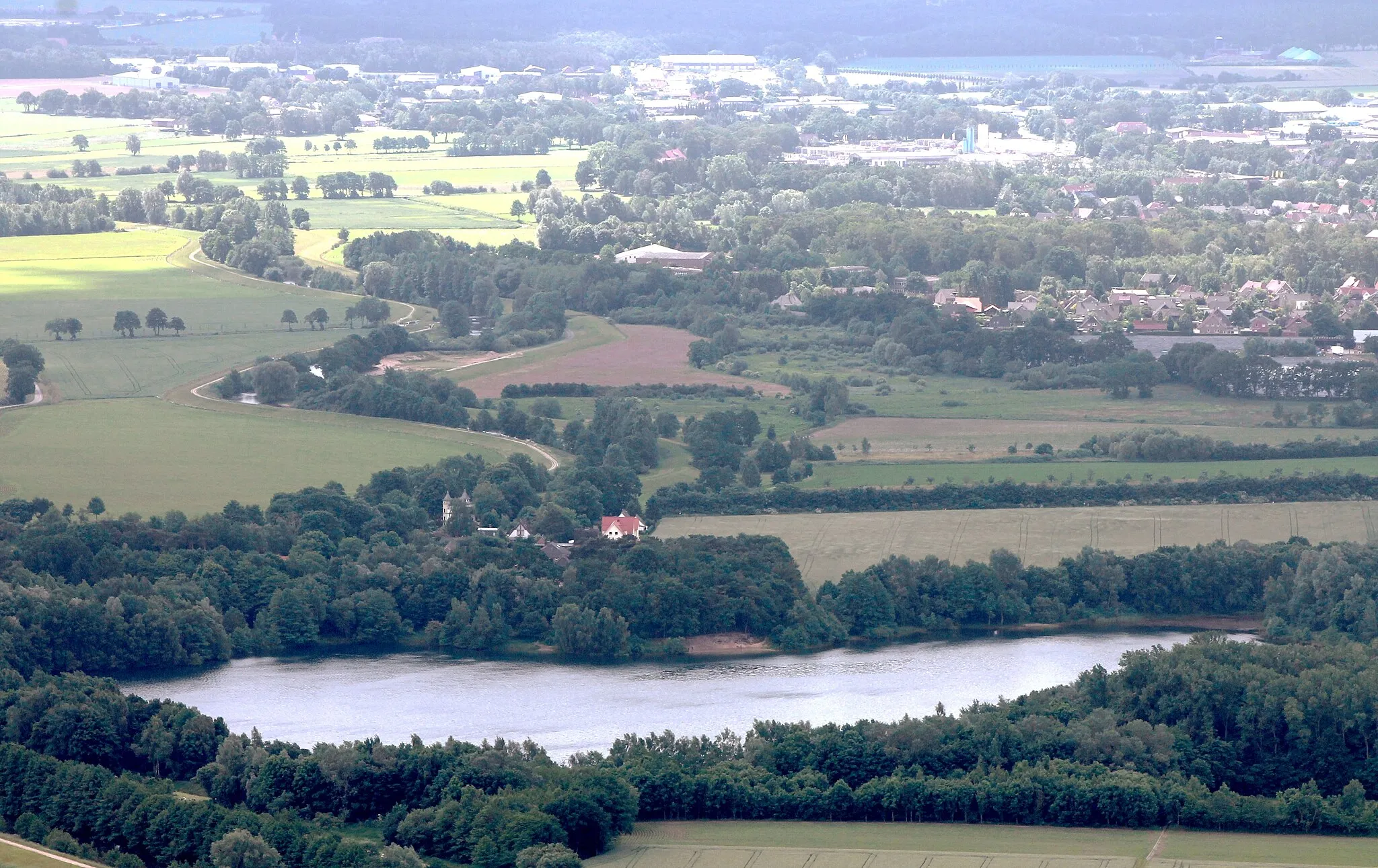 Photo showing: Aerial photograph of Wardenburg, Lower Saxony, with the Tilly lake in the foreground, photographed in south-western direction.
