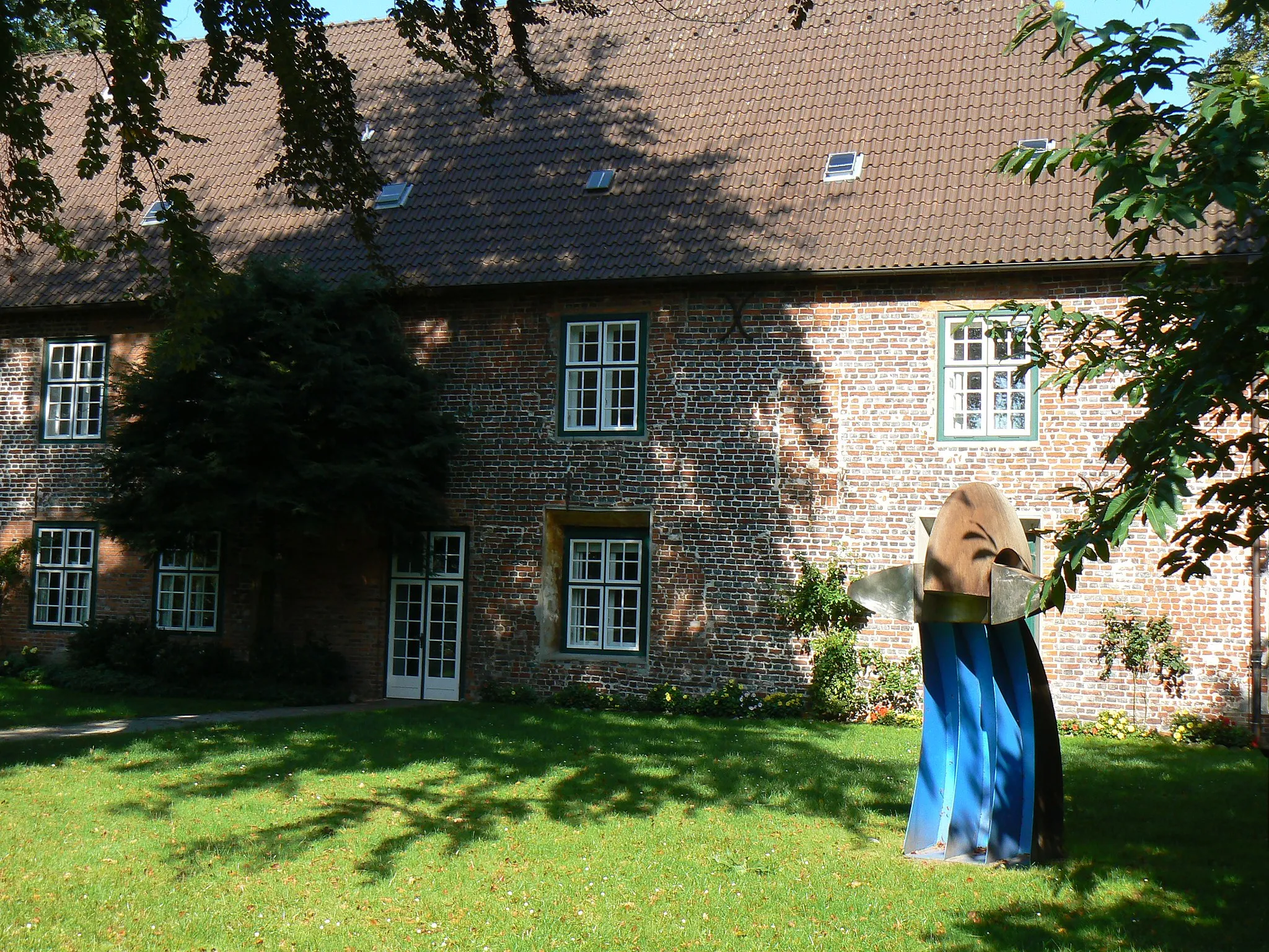 Photo showing: Schloss Neuenburg mit skulptur Leonard Wübbena in Zetel/Germany