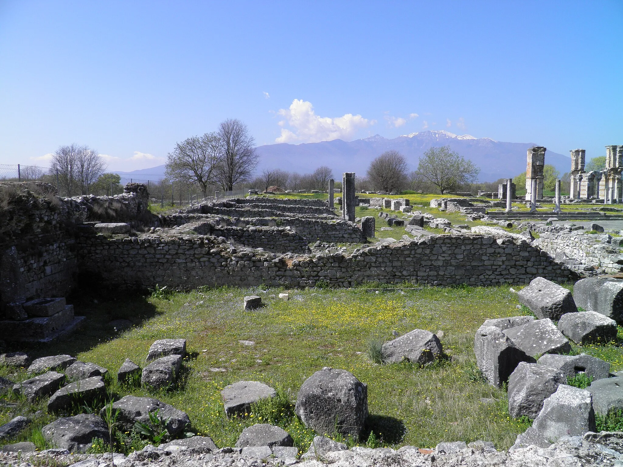 Photo showing: Philippes, Bâtiments du coté sud-est du forum.