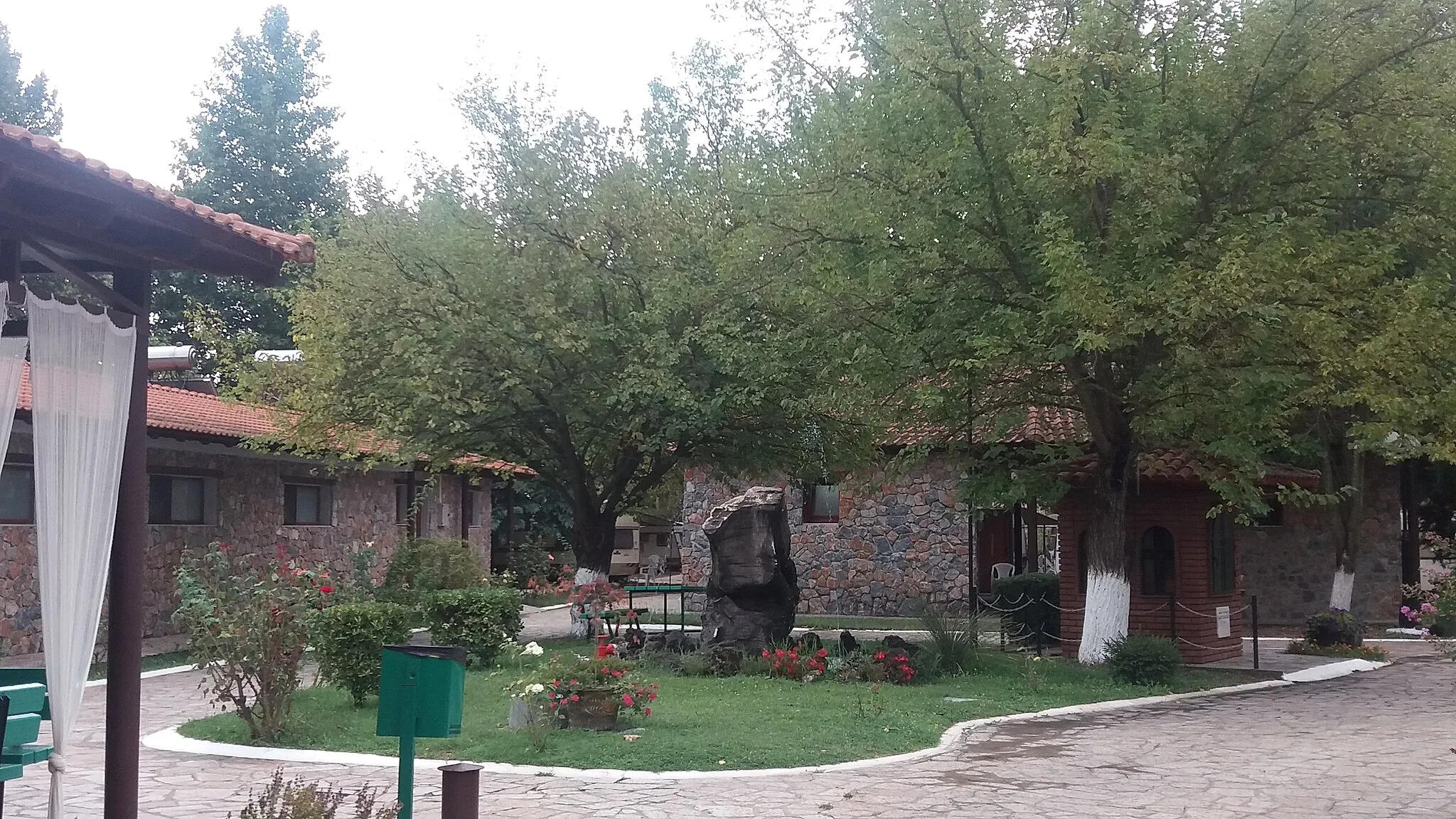 Photo showing: The premises of the mud baths of Krinides close to the archaeological site of Philippoi