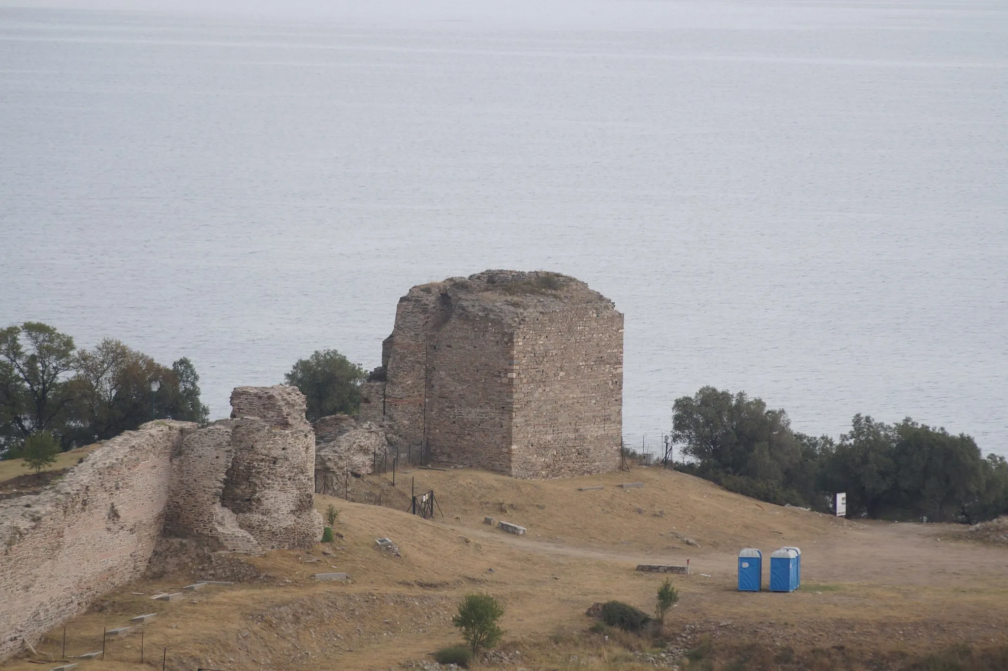 Photo showing: Nea Peramos, Makedonia, Greece: Main tower in the south-east of castle of Anaktoropolis. View from Oesyme.