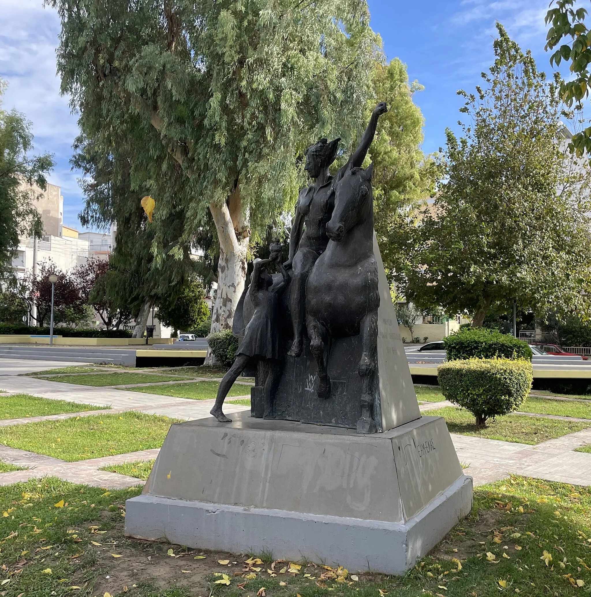 Photo showing: World War II resistance memorial in Aris Velouchiotis Square, Agios Dimitrios Attikis, 2006 sculpture by Anna Moschona-Kalamara