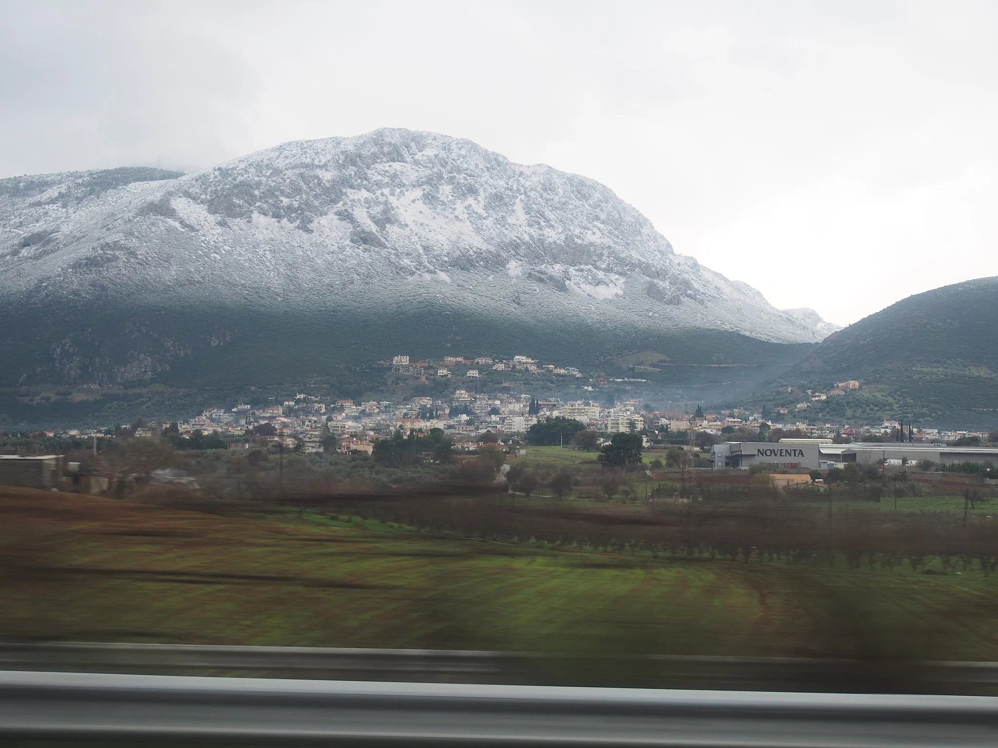 Photo showing: Fresj snow above Avlonas, Attika.
