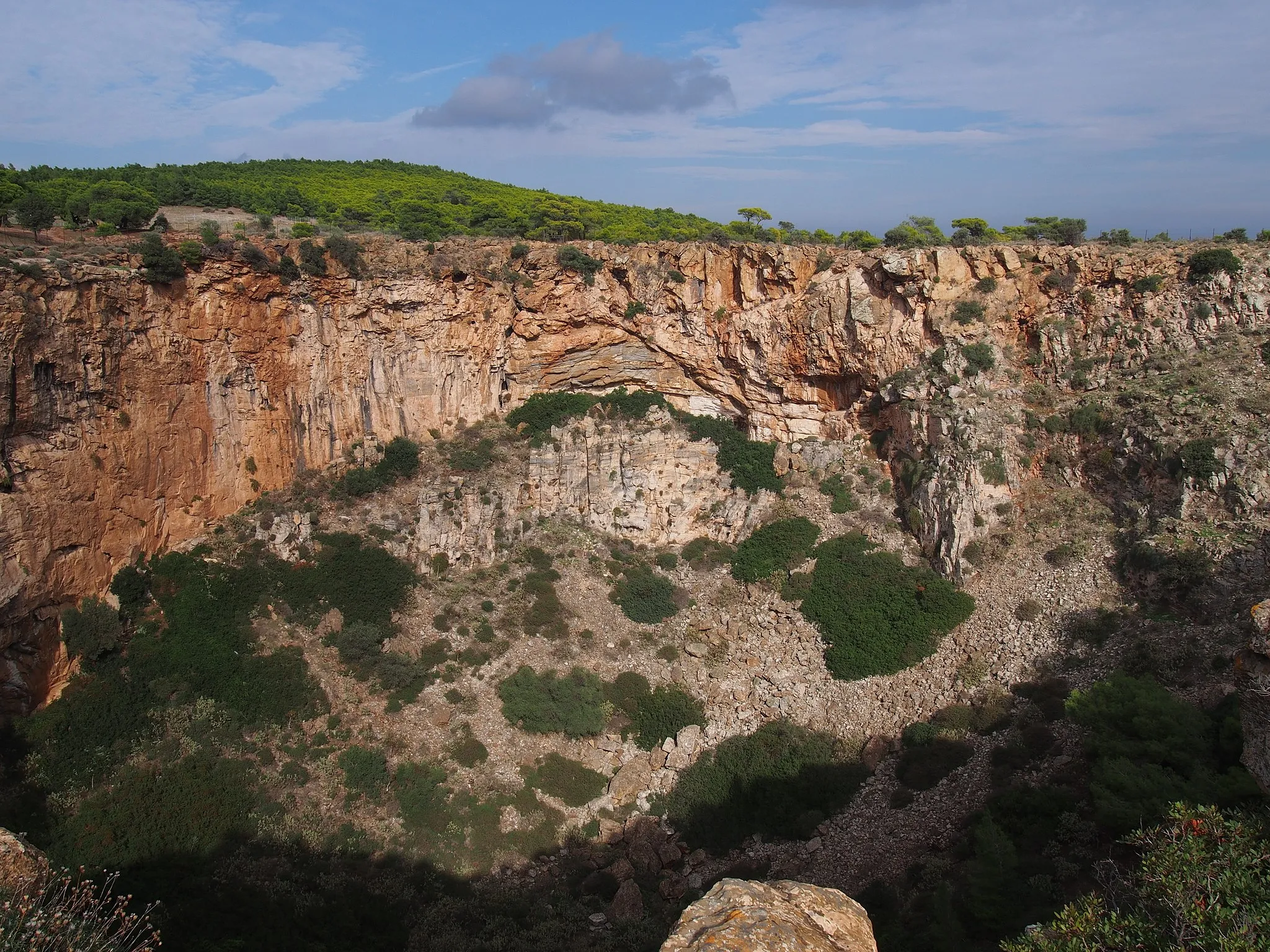 Photo showing: Chaos sinkhole, near Agios Konstantinos, South Attica. It is located within Sounio National Forest and measures 120 m across and 55 m in depth.