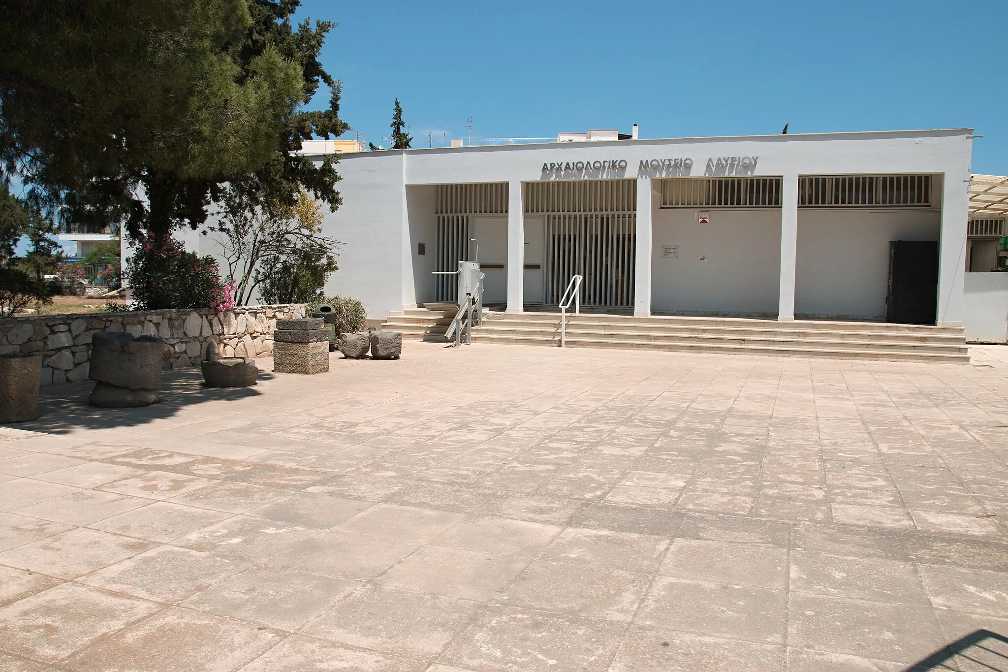 Photo showing: Archaeological museum of Lavrion. The building and lapidarium,