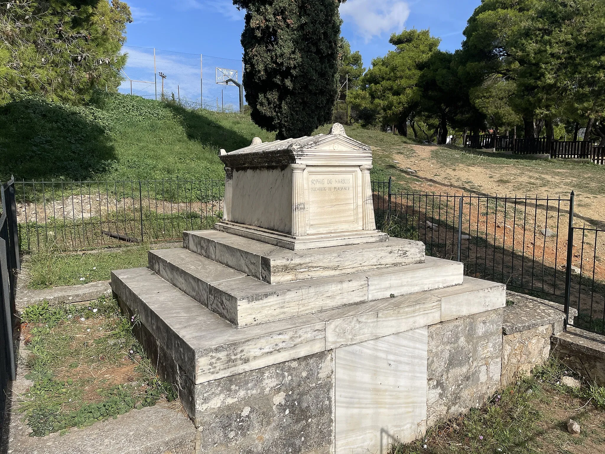 Photo showing: a roadside tomb in Pentelic marble honoring the Duchesse de Plaisance, whose villa was nearby. Erected after her death in 1854.