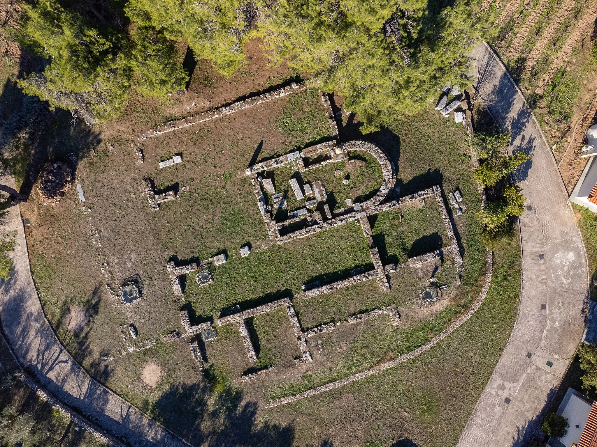 Photo showing: The paleochristian basilica of Mygdaleza, Stamata, Attica. It dates from 5th to 6th century A.C. North is upwards.