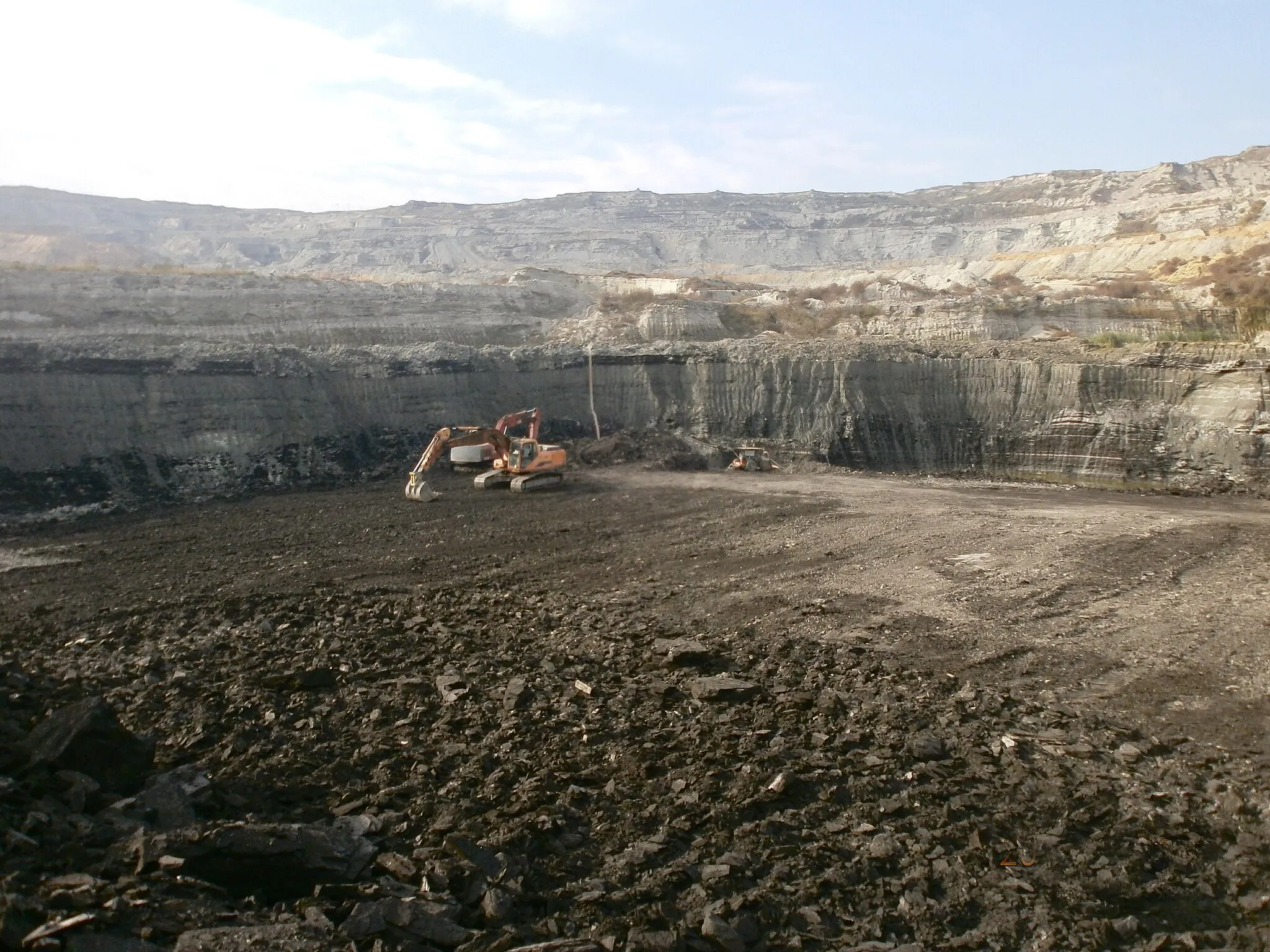 Photo showing: Coal mines in Ptolemaida, Greece Ptolemaida is a town and a former municipality in Kozani regional unit, Western Macedonia, Greece. Since the 2011 local government reform it is part of the municipality Eordaia, of which it is the seat and a municipal unit. It is known for its coal (lignite) mines and its power stations.