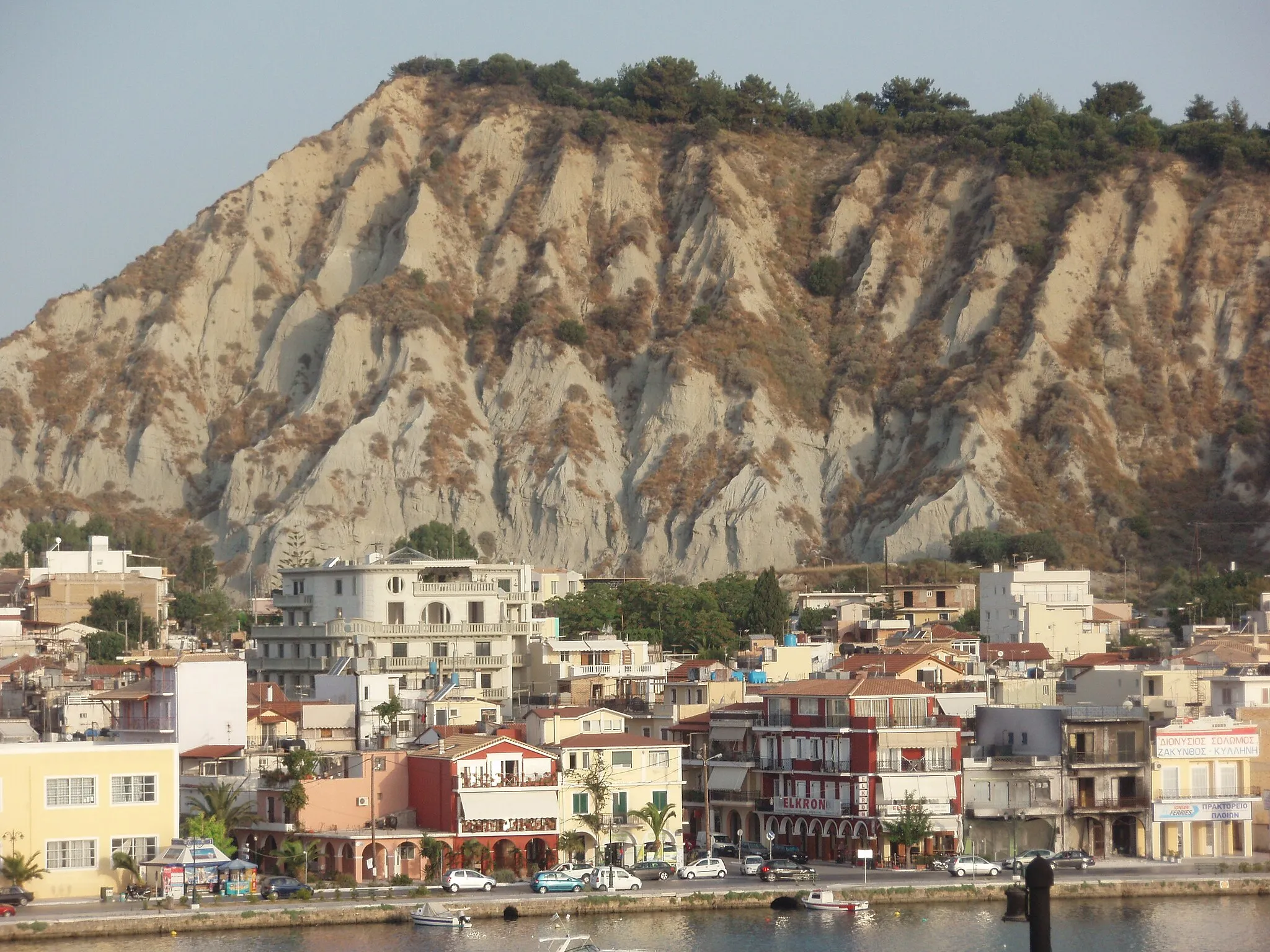 Photo showing: Houses on the waterfront (Strada marina, Leoforos K. Lomvardou) of Zakynthos (city), Greece. Bochali hill is visible in the background of the picture.