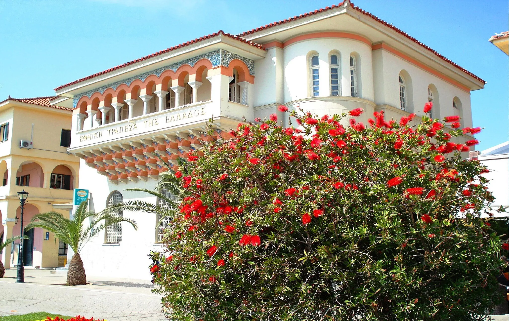 Photo showing: The building of the branch of the National Bank of Greece in Preveza.