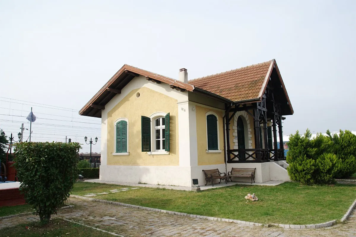 Photo showing: GREECE: The building of the Military Station (Gare Militaire) of the Jonction - Salonique - Constantinople Ottoman Railway. Later used by the Hellenic State Railways. Recently restored (2001), houses the collections of the Railway Museum of Thessaloniki.