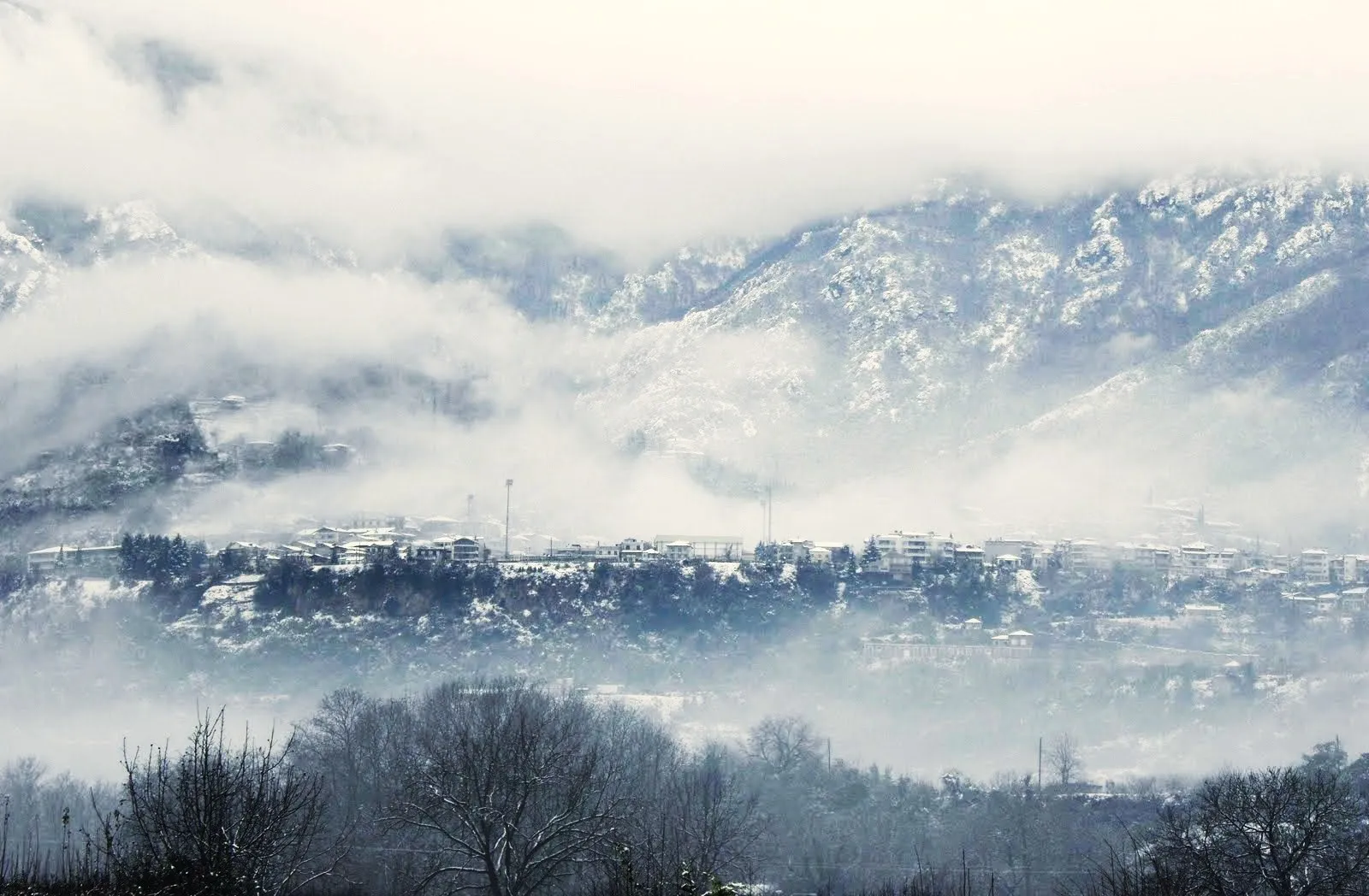 Photo showing: the city of naousa, in snow