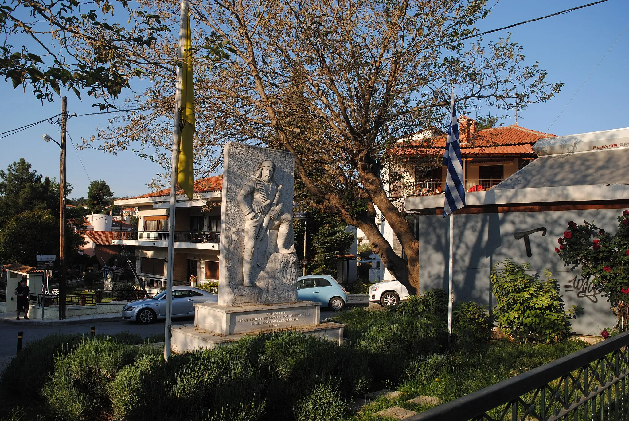 Photo showing: War memorial in Panorama, Greece.