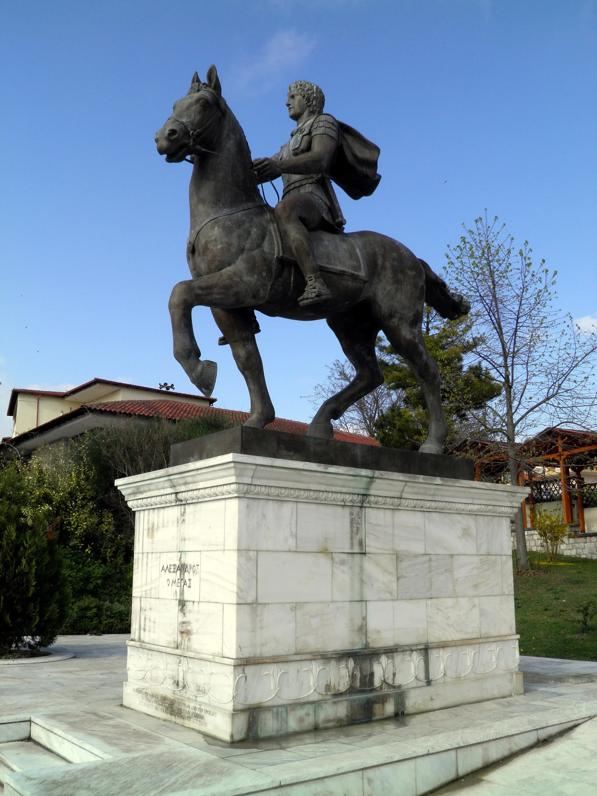 Photo showing: Statue of Alexander the Great riding Bucephalus and carrying a winged statue of Nike (square of Alexander the Great) in Pella city