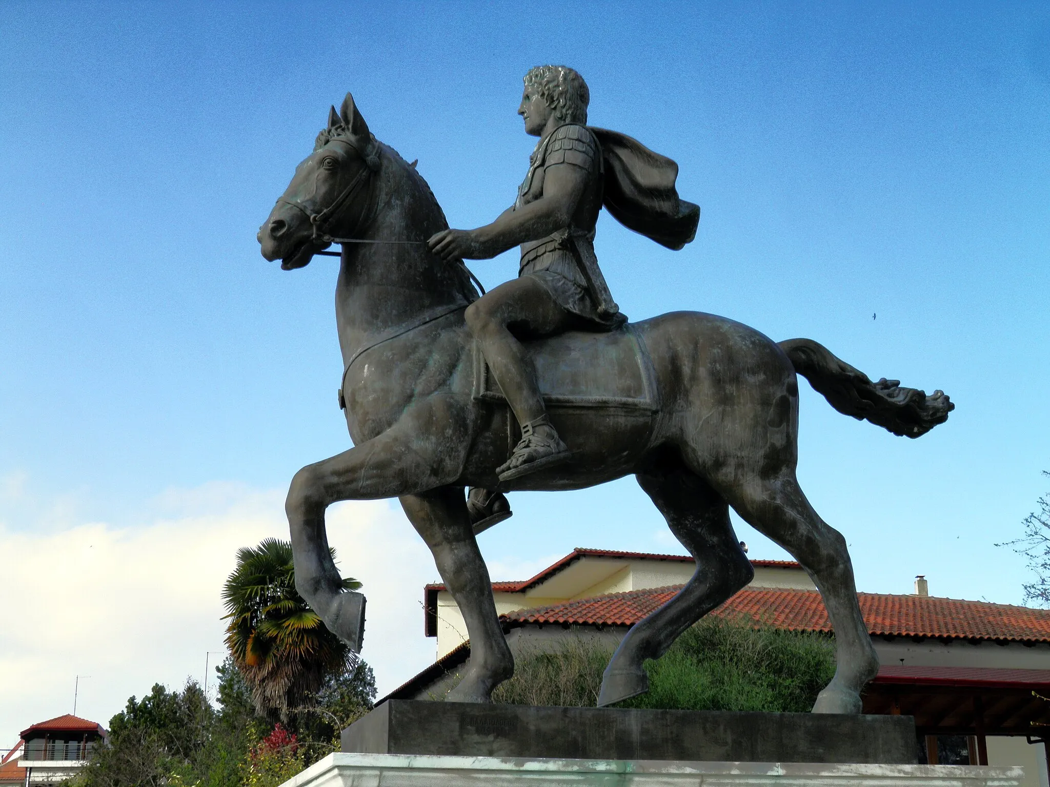 Photo showing: Statue of Alexander the Great riding Bucephalus and carrying a winged statue of Nike (square of Alexander the Great) in Pella city