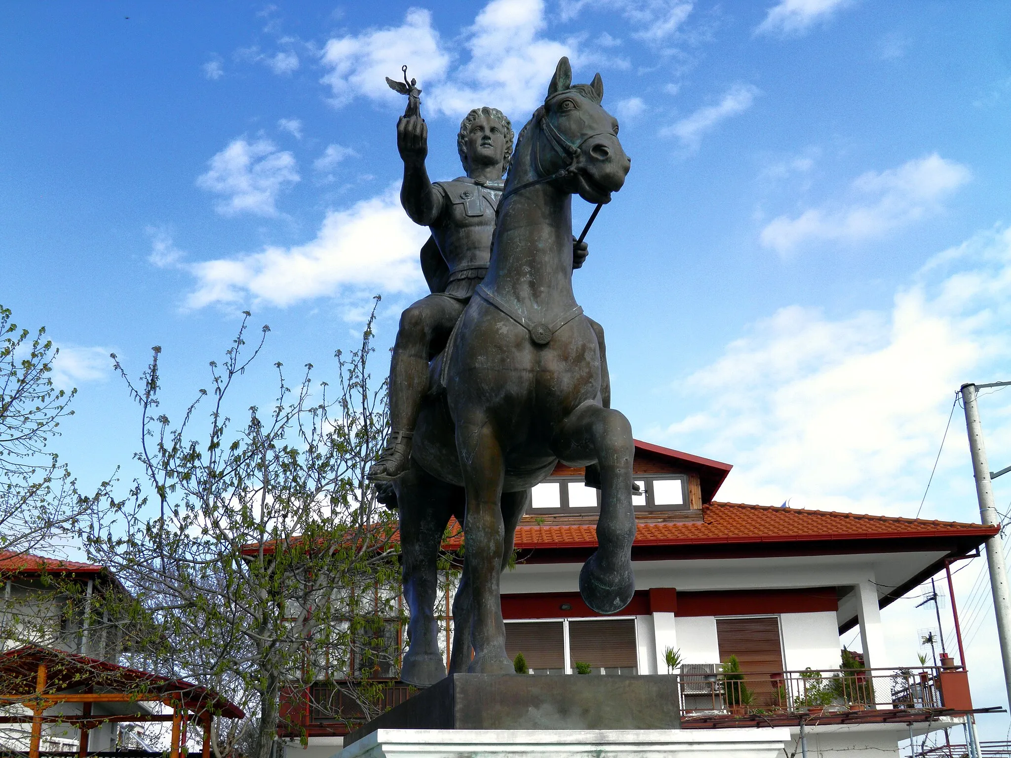 Photo showing: Statue of Alexander the Great riding Bucephalus and carrying a winged statue of Nike (square of Alexander the Great) in Pella city