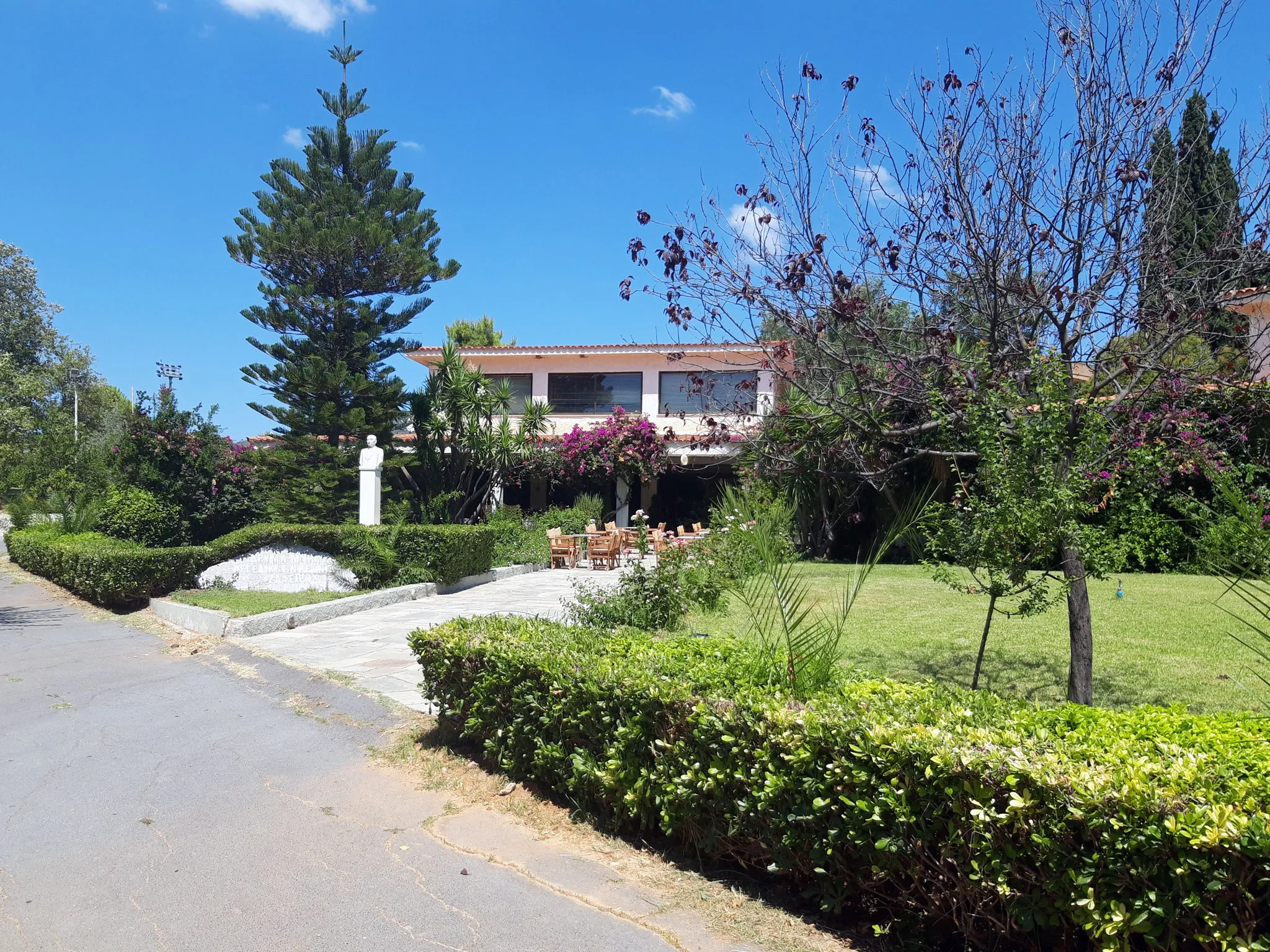 Photo showing: The building of the Zafiris foundation in Astros, Greece.