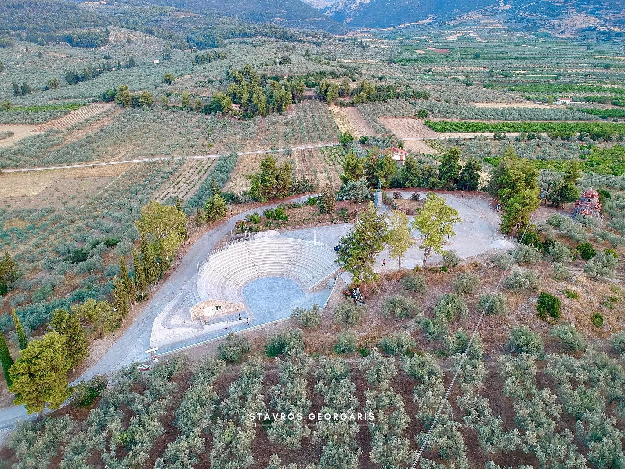 Photo showing: Το Ανοιχτό Θέατρο Χιλιομοδίου Ειρήνη Παπά από ψηλά. Διακρίνονται επίσης ο αδριάντας του Νικηταρά και ο ιερός ναός Μεταμόρφωσης του Σωτήρος.