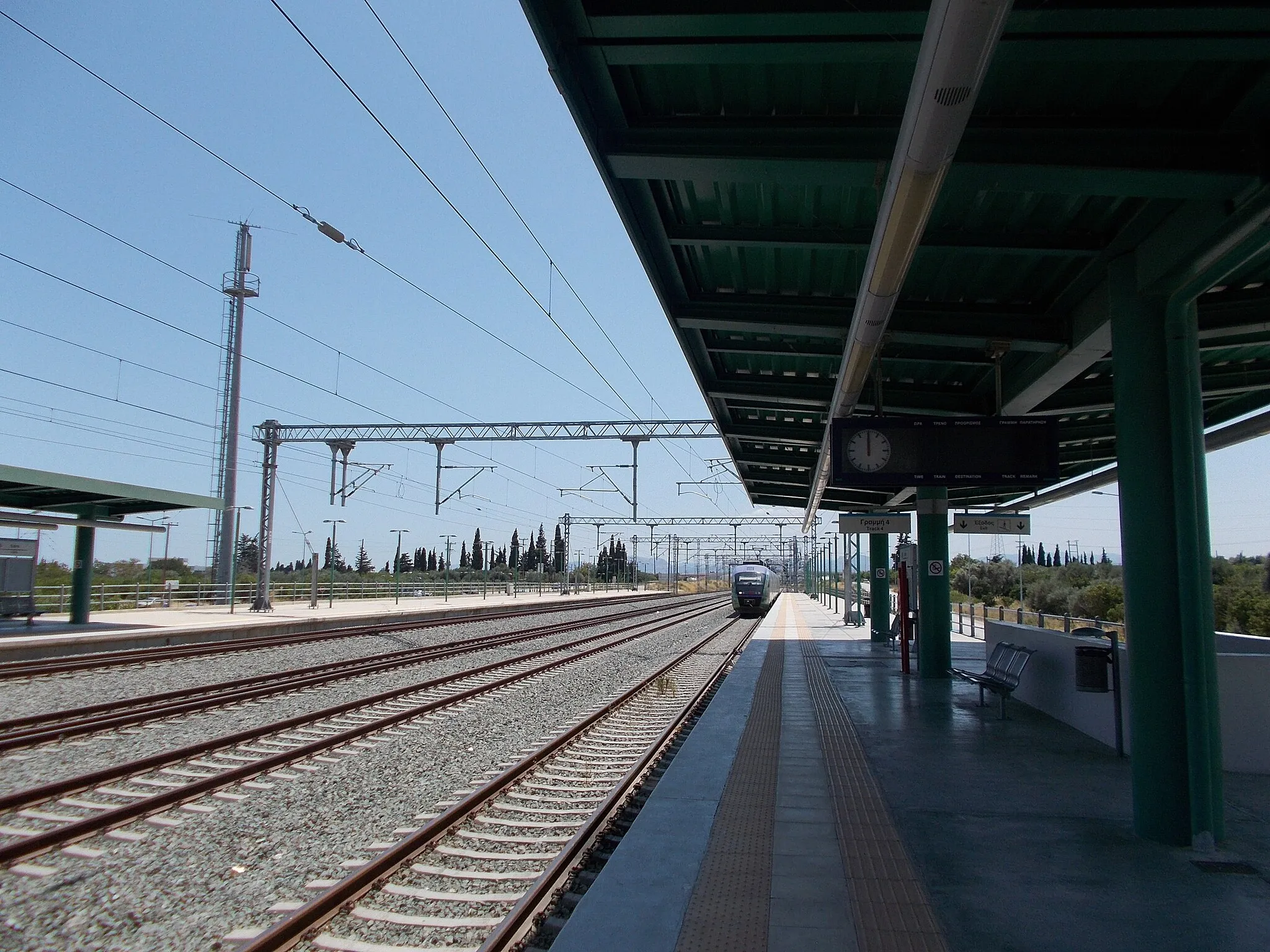 Photo showing: Railway tracks of the Athens Airport - Kiato double electrified railway line at Kiato railway station (2015)