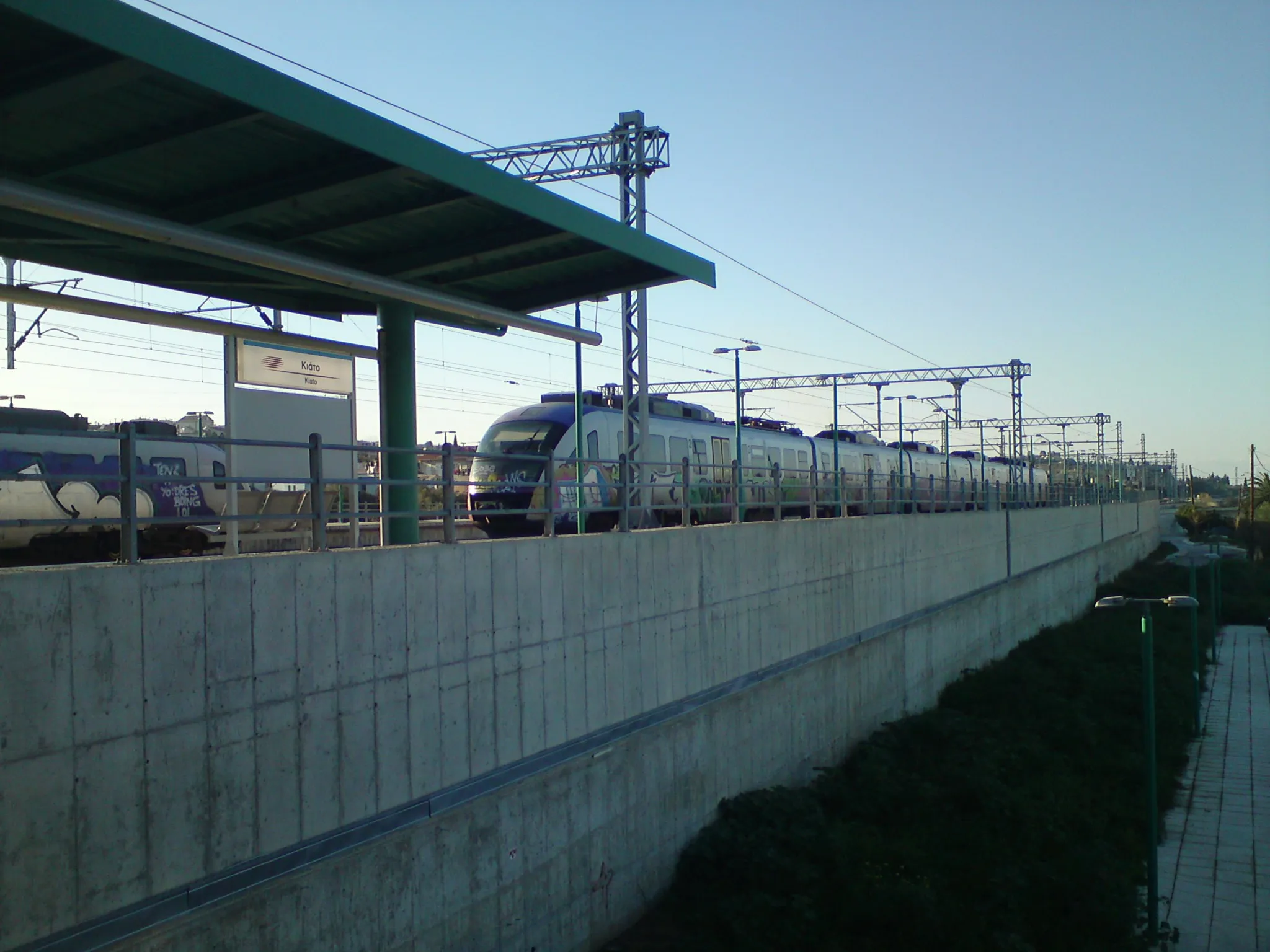 Photo showing: View of a Siemens Desiro (OSE class 660) train at Kiato suburban railway station in Greece