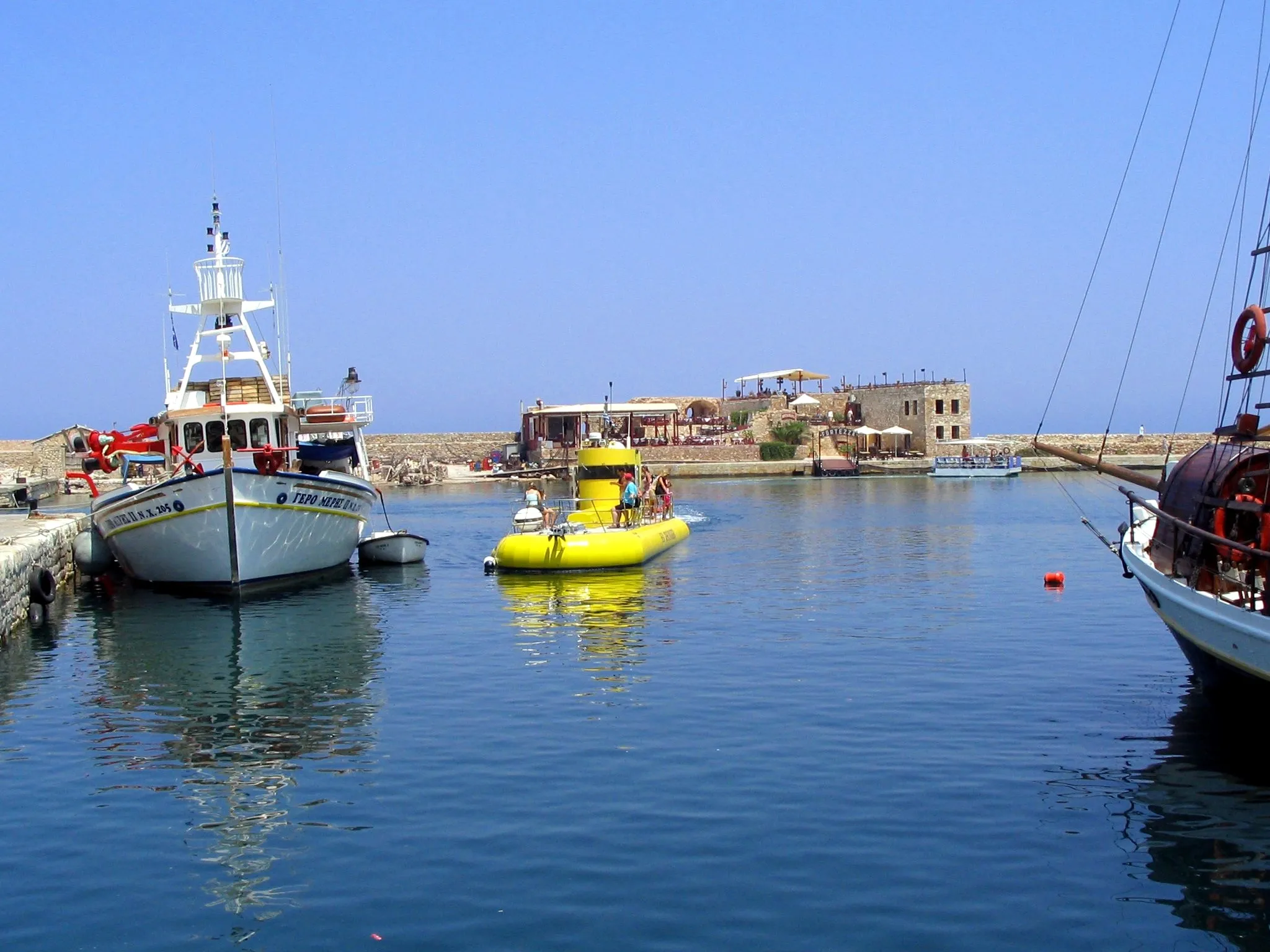 Photo showing: Yellow Submarine in the old harbour of Chania. (Submarine tours for tourists)