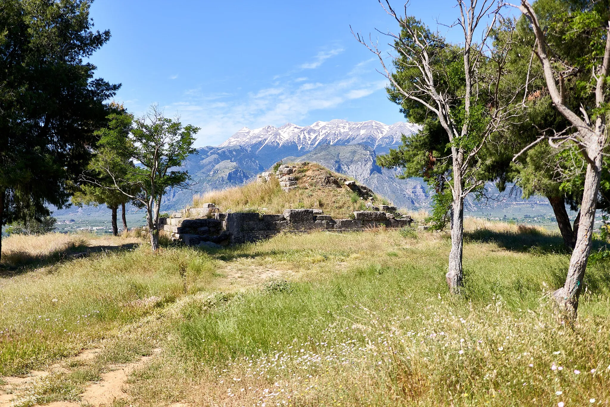 Photo showing: The Menelaion (Sanctuary of Menelaus and Helen) in Sparta. In the background, Mount Taygetus. Laconia, Greece.