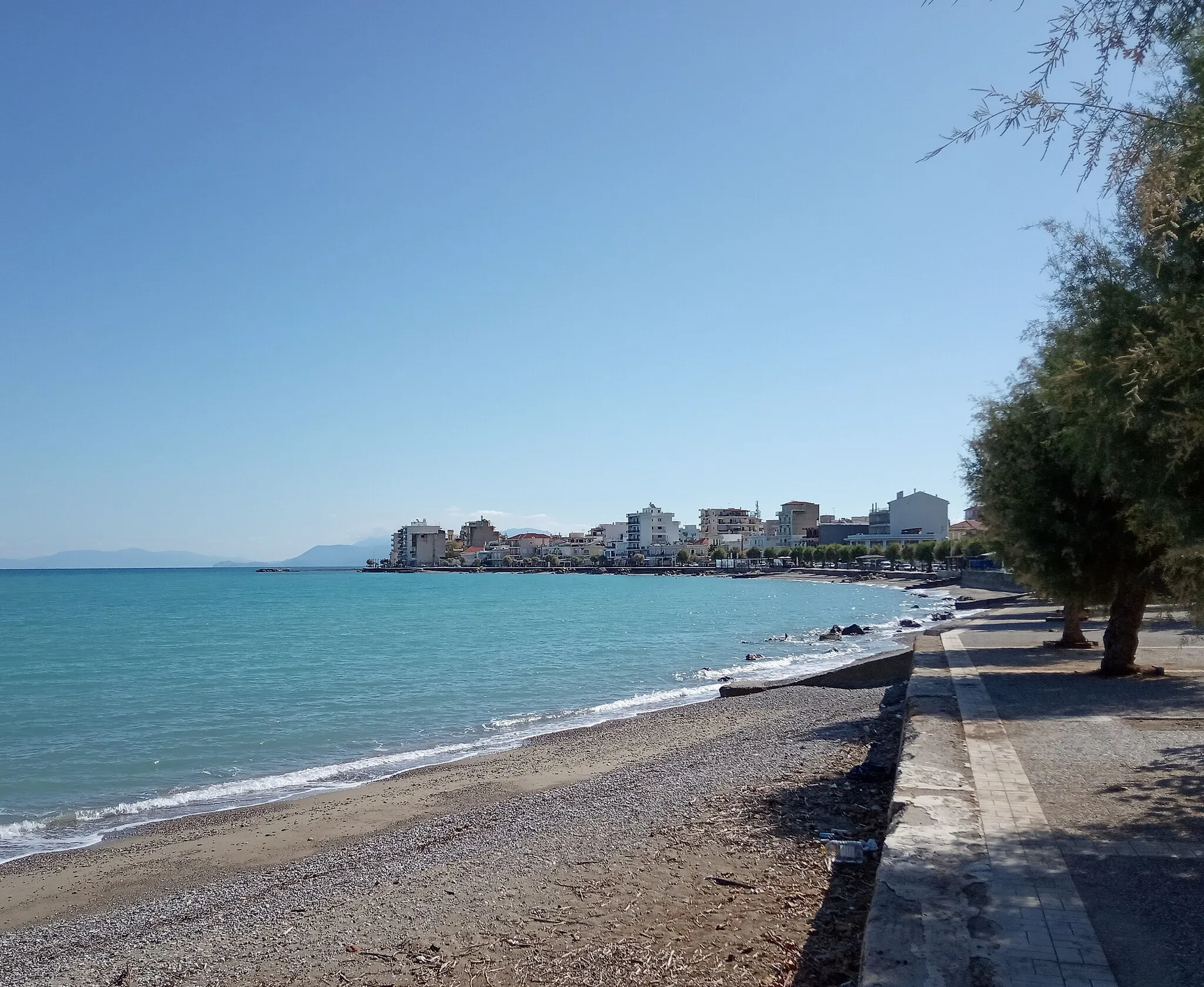 Photo showing: Partial view of Xylokastro beach (October 2019)