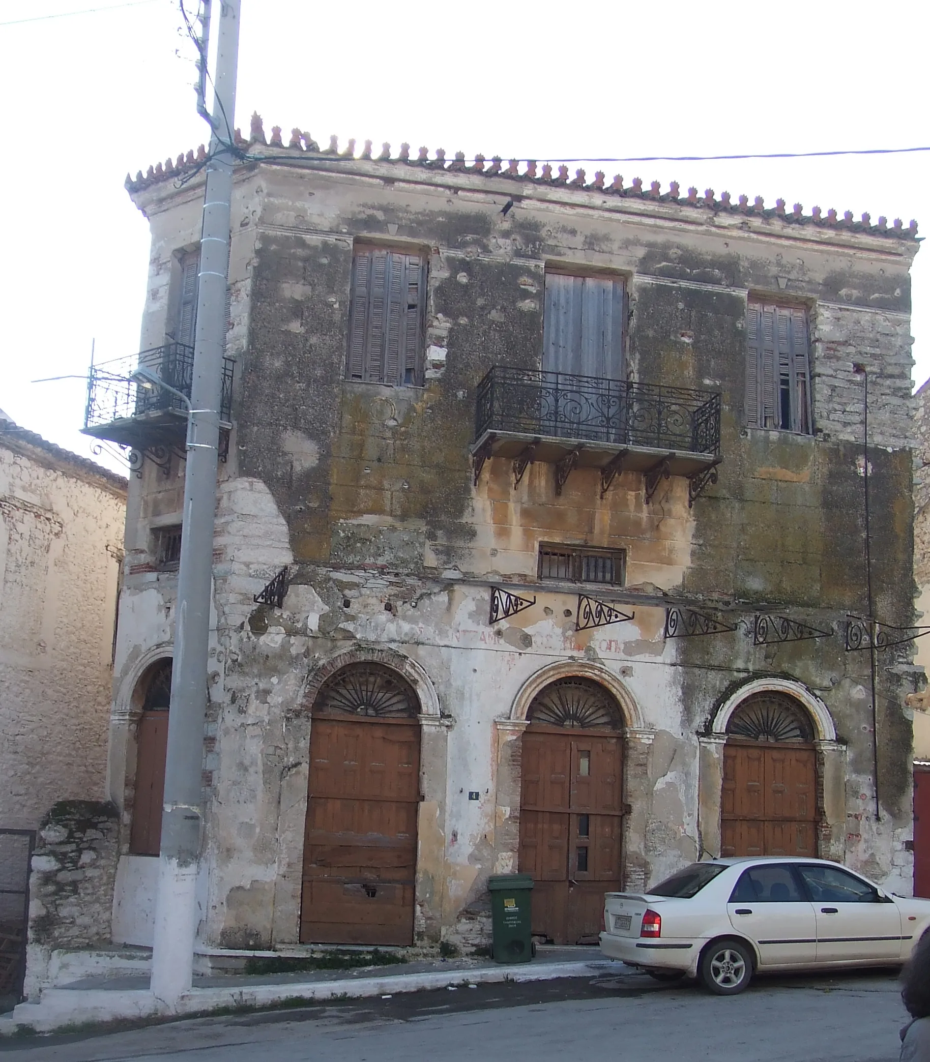 Photo showing: House in the old town of Aliveri, Greece.