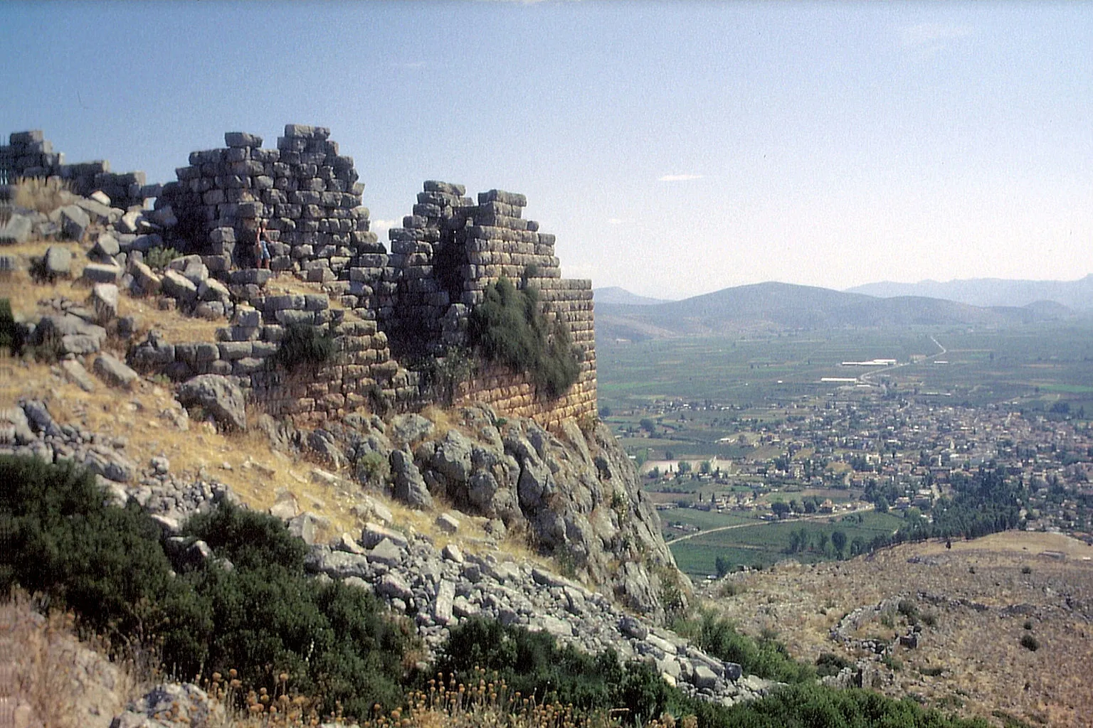 Photo showing: Akropolis von Orchomenos aus WSW, i.Hg. das Kopais-Tal mit dem Ort Orchomenos