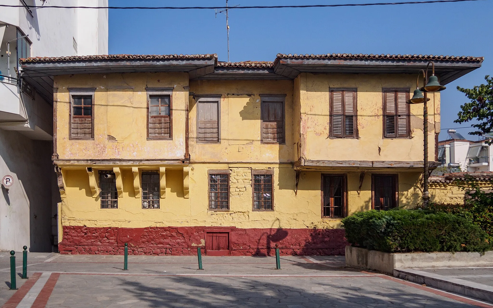 Photo showing: Kalakala mansion, in Tyrnavos. It is a balkan style house with two bay windows, each supported with different way.