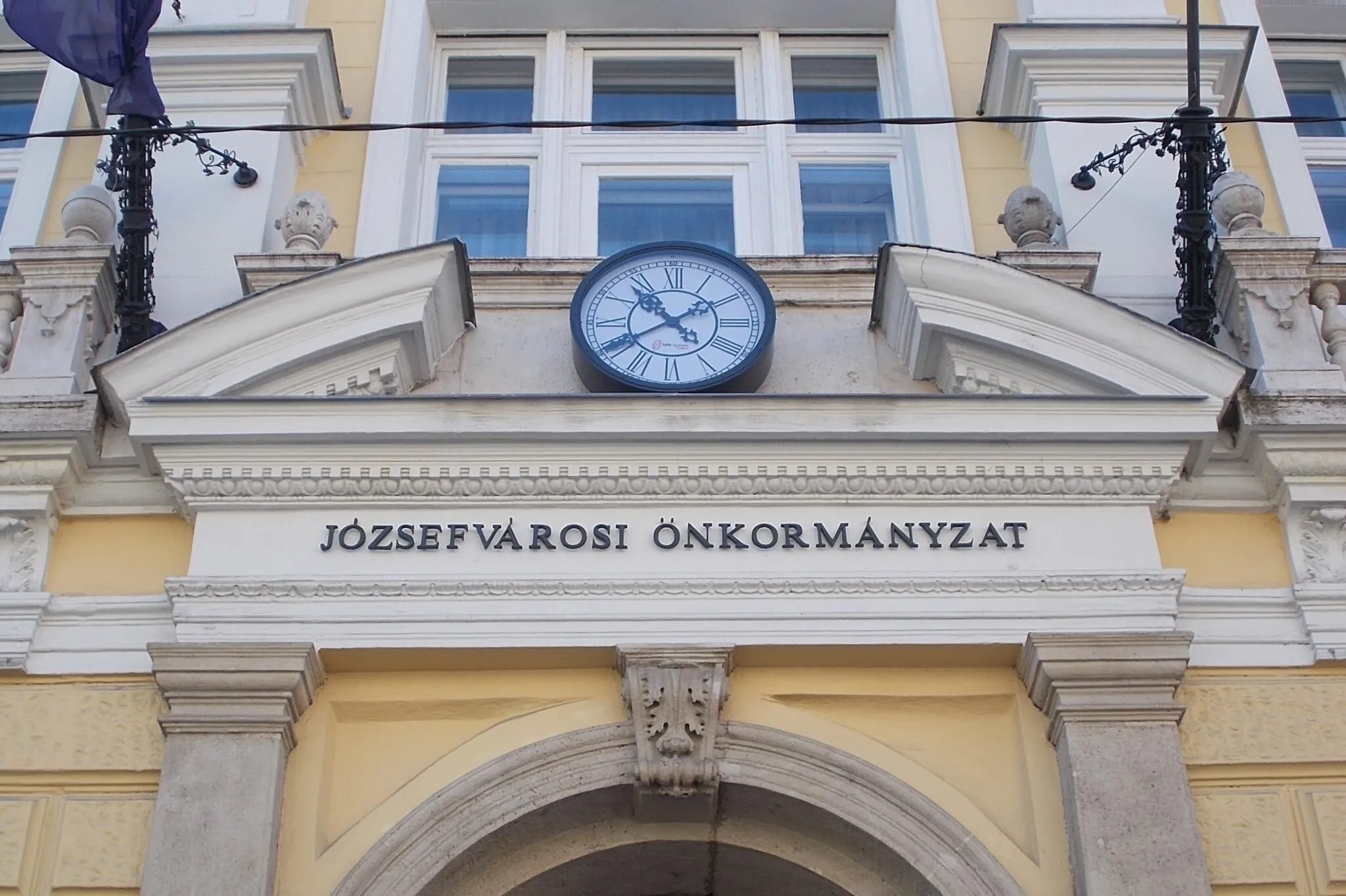 Photo showing: 8th District Council or Józsefváros Town Hall. Architect Antal Sivirsky Built in 1897-1899 (or 1898). Three storey building three streets side. Its tympanum sculpture group made by György Mátrai Lajos - 63-67 Baross Street = 2/a Vajdahunyad Street = 6-10 Kis Stáció Street, Corvin District, BudapestDistrict VIII, Budapest.