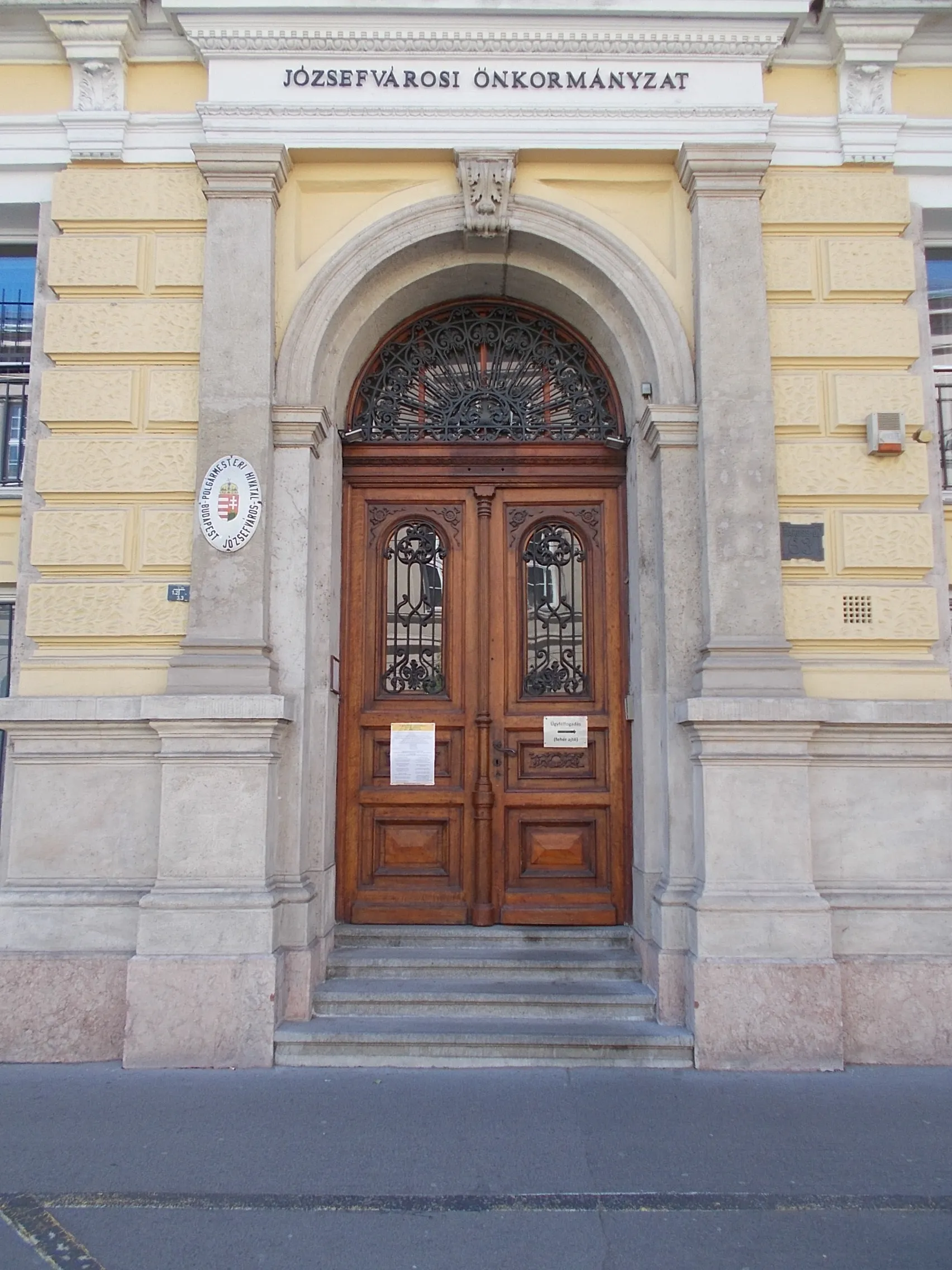 Photo showing: 8th District Council or Józsefváros Town Hall. Architect Antal Sivirsky Built in 1897-1899 (or 1898). Three-storey building three streets side. Its tympanum sculpture group made by György Mátrai Lajos - 63-67 Baross Street = 2/a Vajdahunyad Street = 6-10 Kis Stáció Street, Corvin District, BudapestDistrict VIII, Budapest.