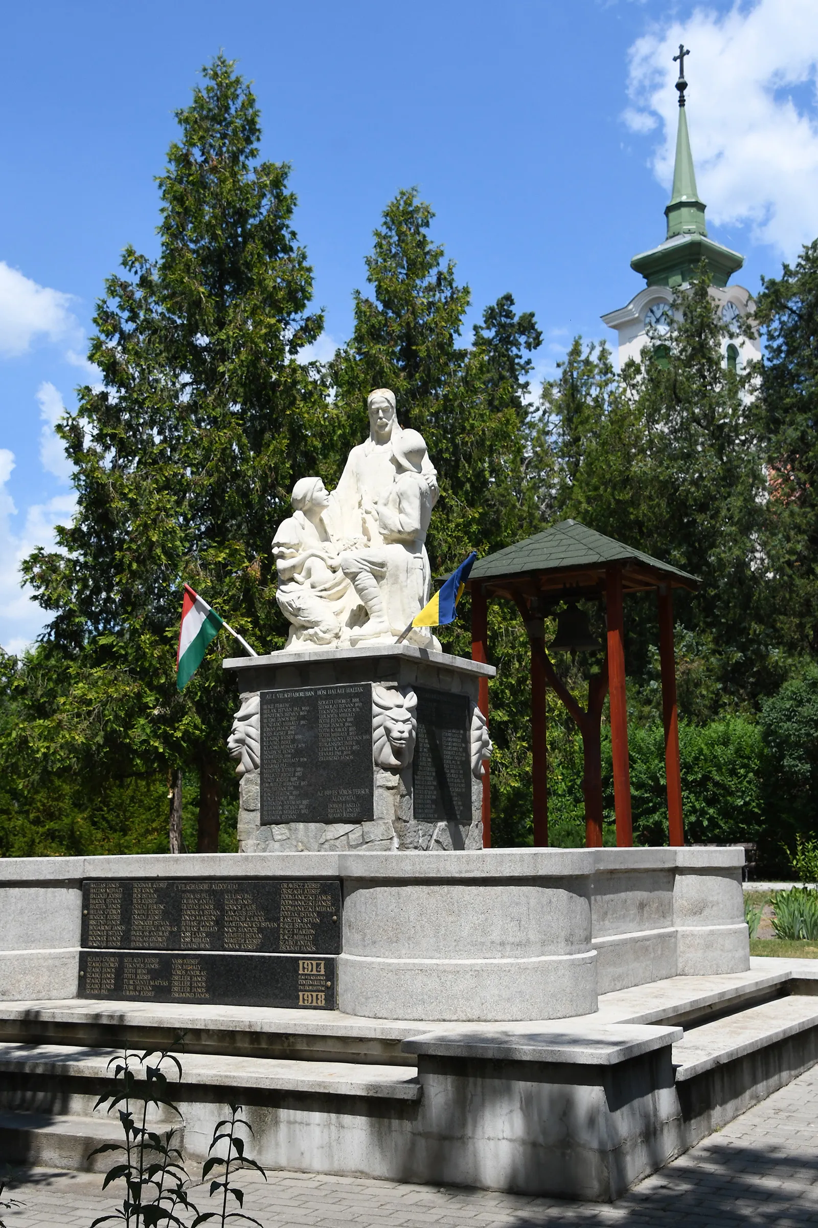 Photo showing: World Wars memorial in Akasztó, Hungary with the Roman Catholic church in the background