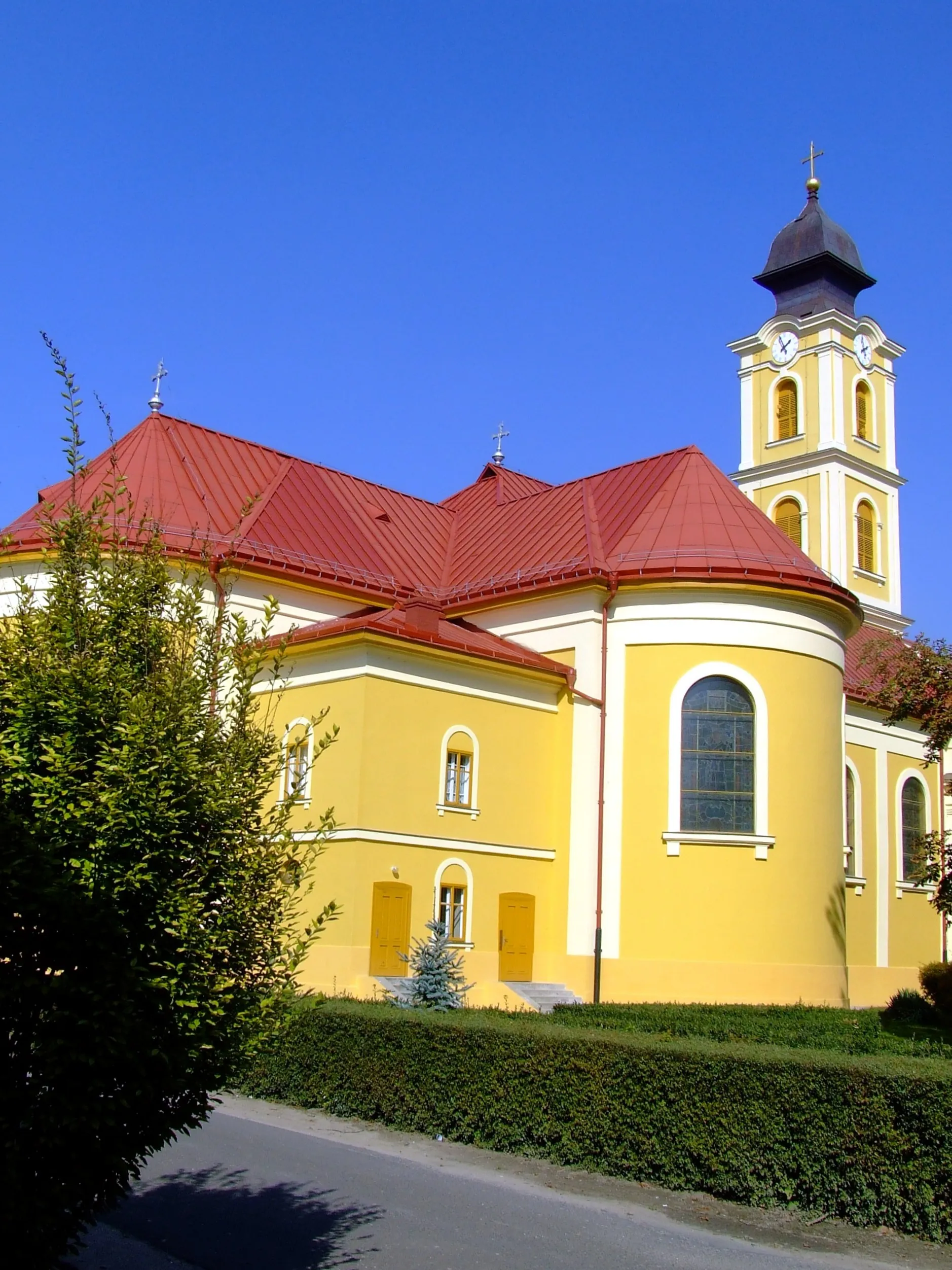 Photo showing: A bácsalmási Szent Kereszt templom. Épült 1821-ben klasszicista stílusban, 1905-ben átépítették.