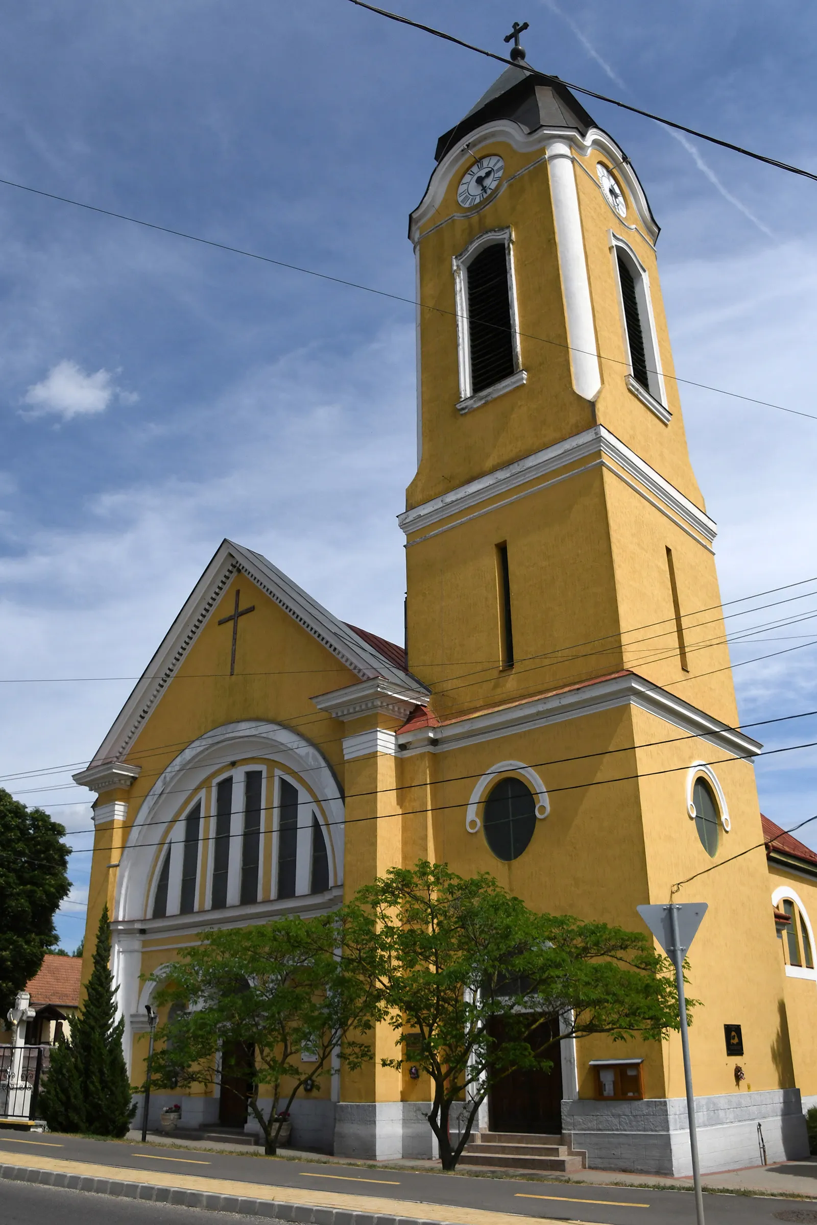 Photo showing: Roman Catholic church in Császártöltés, Hungary