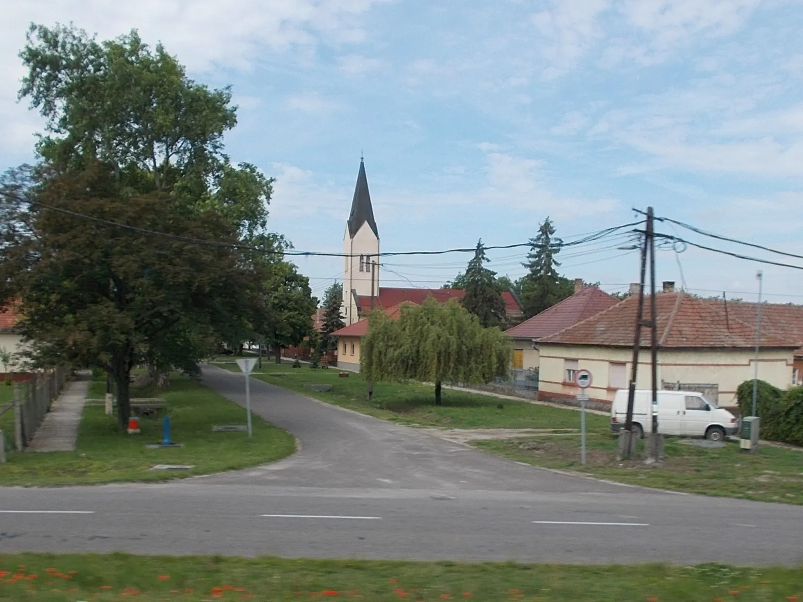 Photo showing: : Lutheran Church. View from train - Csengőd, Bács-Kiskun County, Hungary