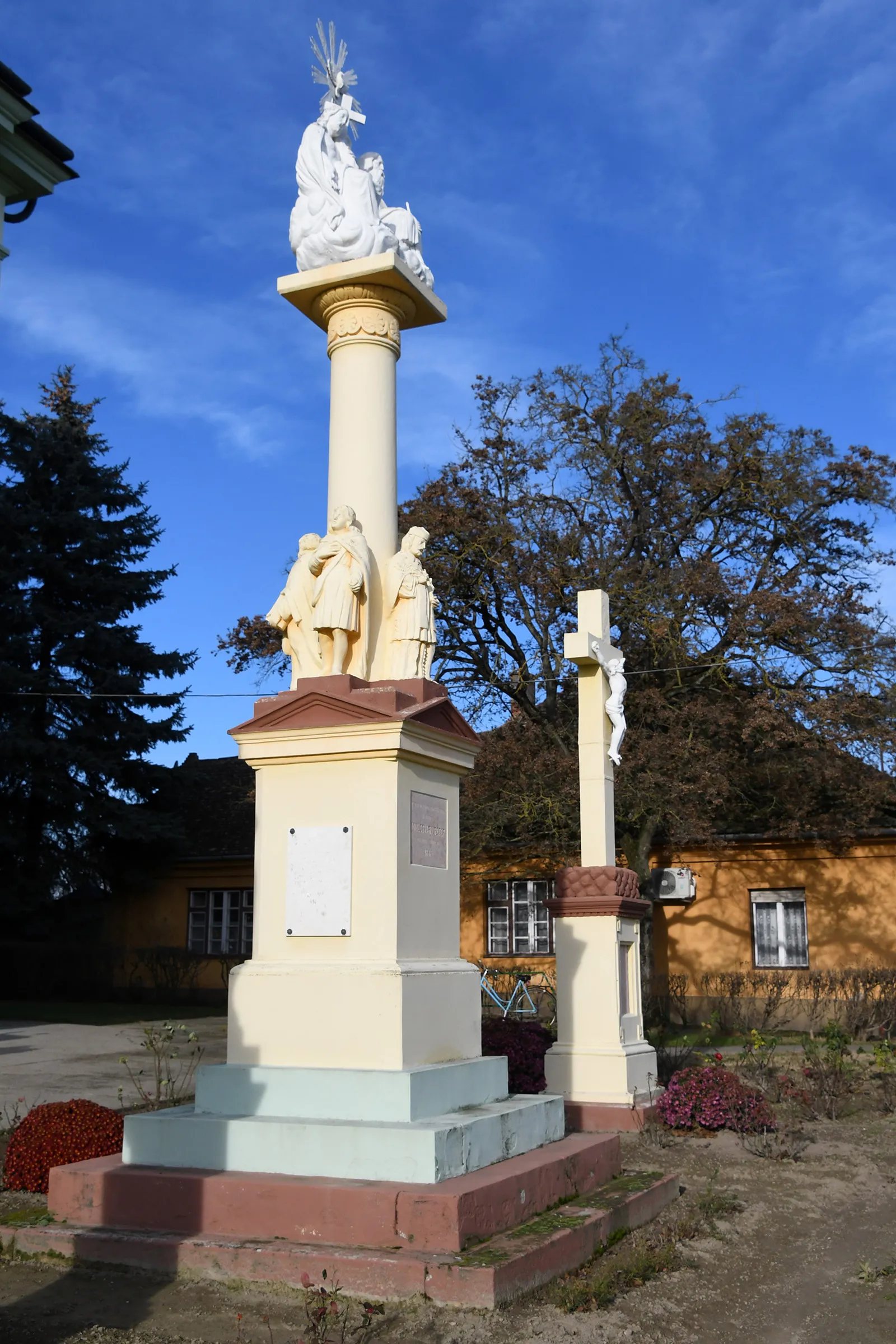 Photo showing: Holy Trinity column in Dávod
