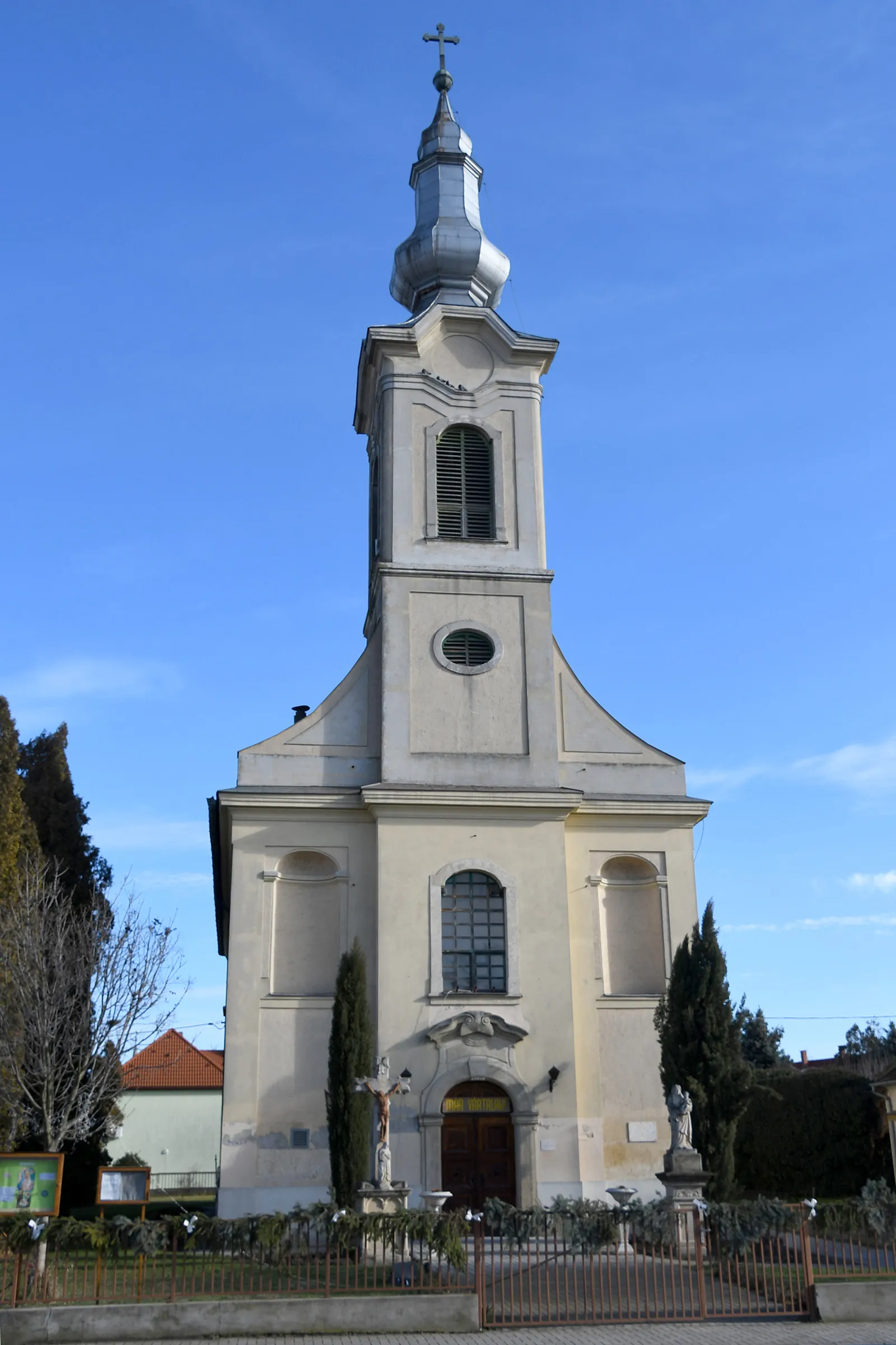 Photo showing: Roman Catholic church in Dunapataj, Hungary
