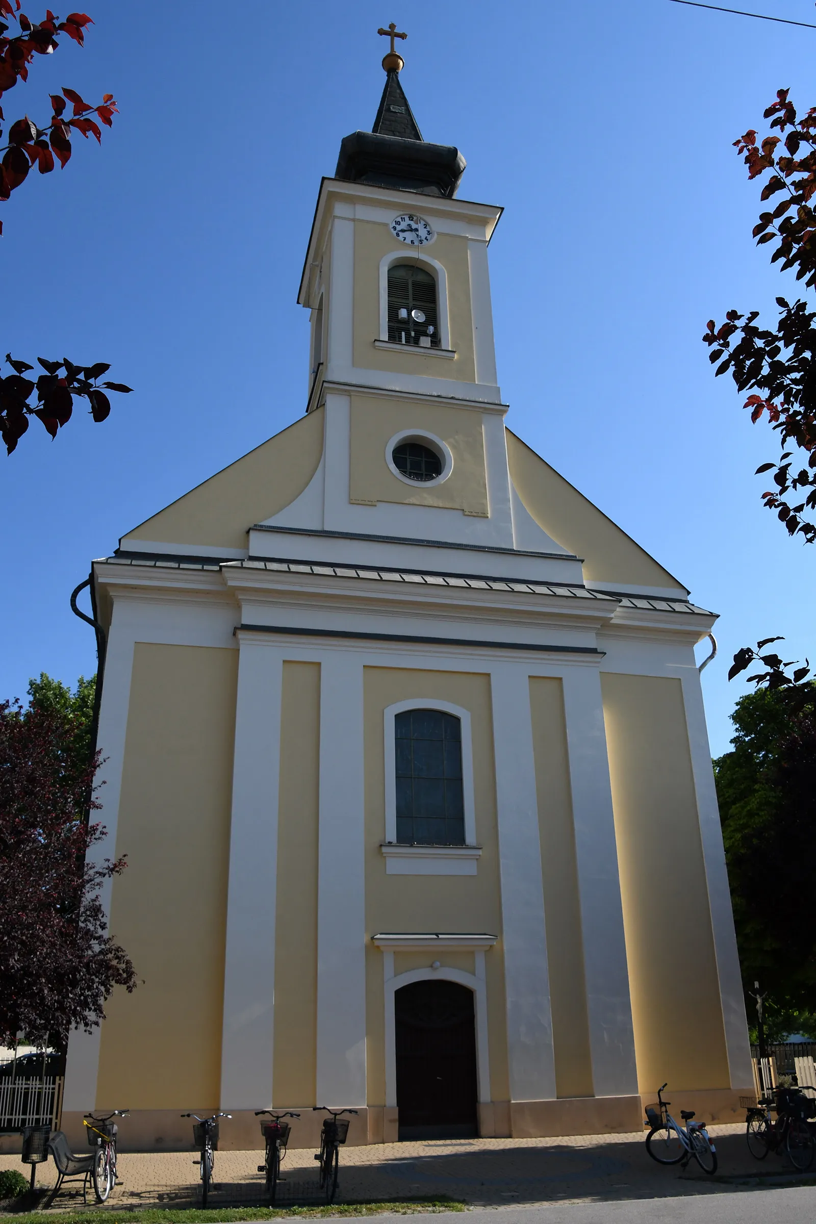 Photo showing: Roman Catholic church in Dusnok, Hungary