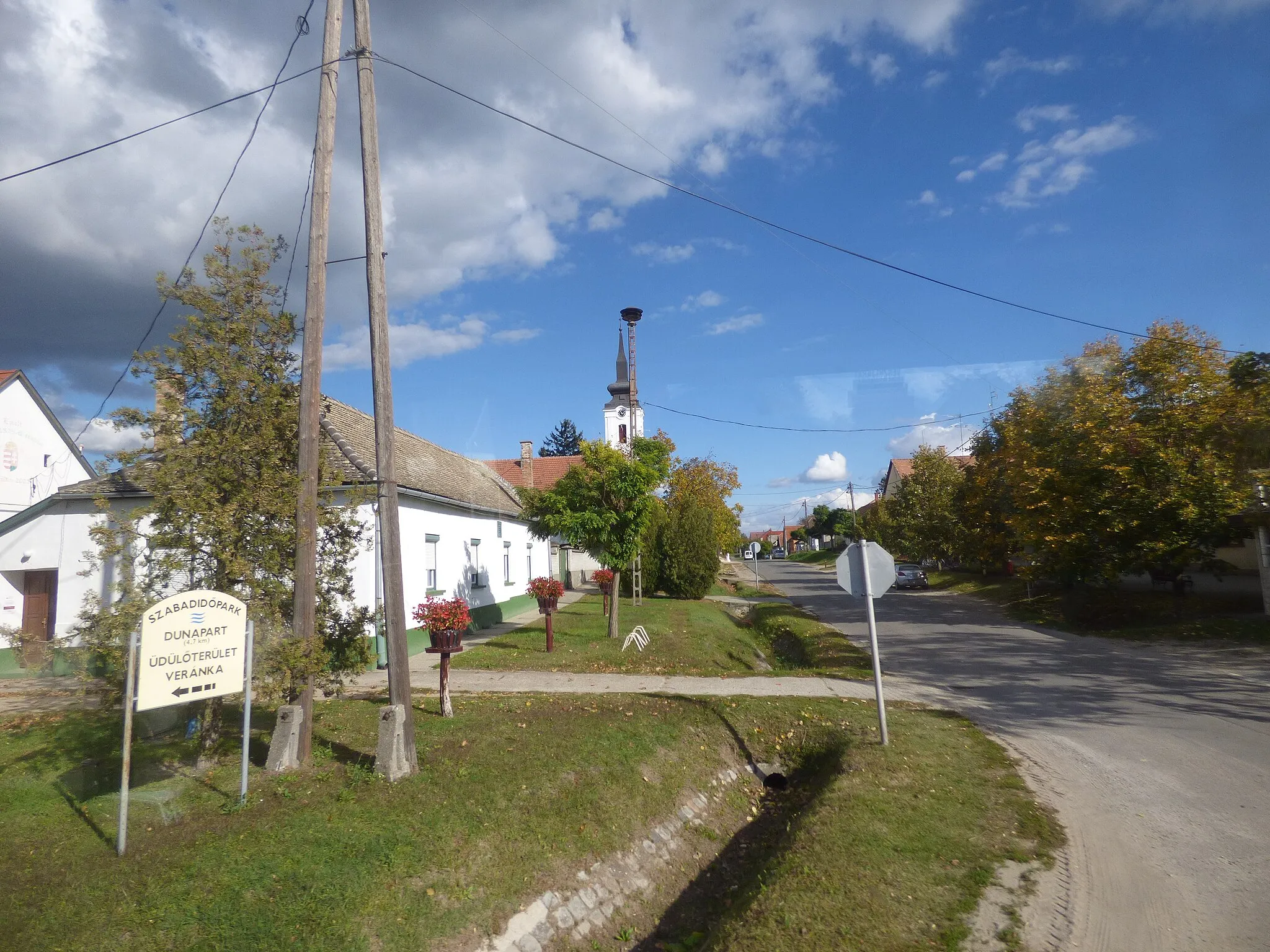 Photo showing: Érsekcsanád, utcakép a református templommal