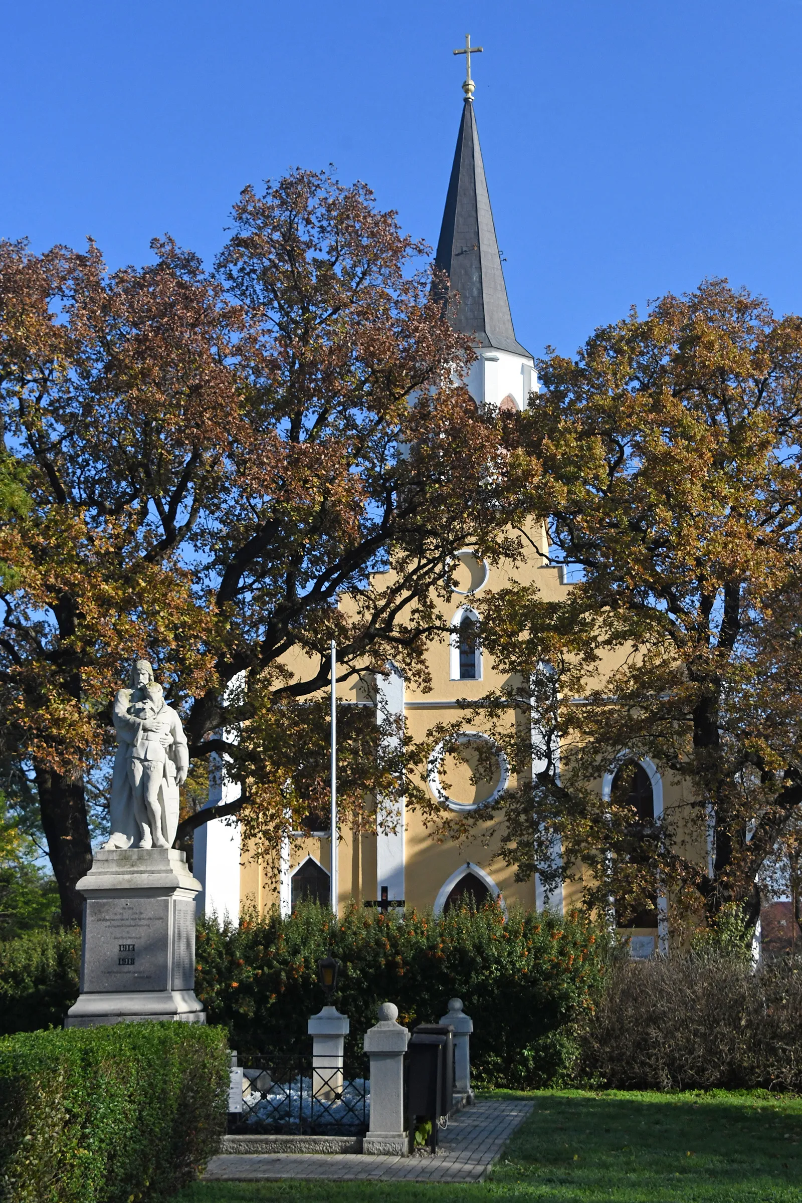 Photo showing: Roman Catholic church in Földeák, Hungary