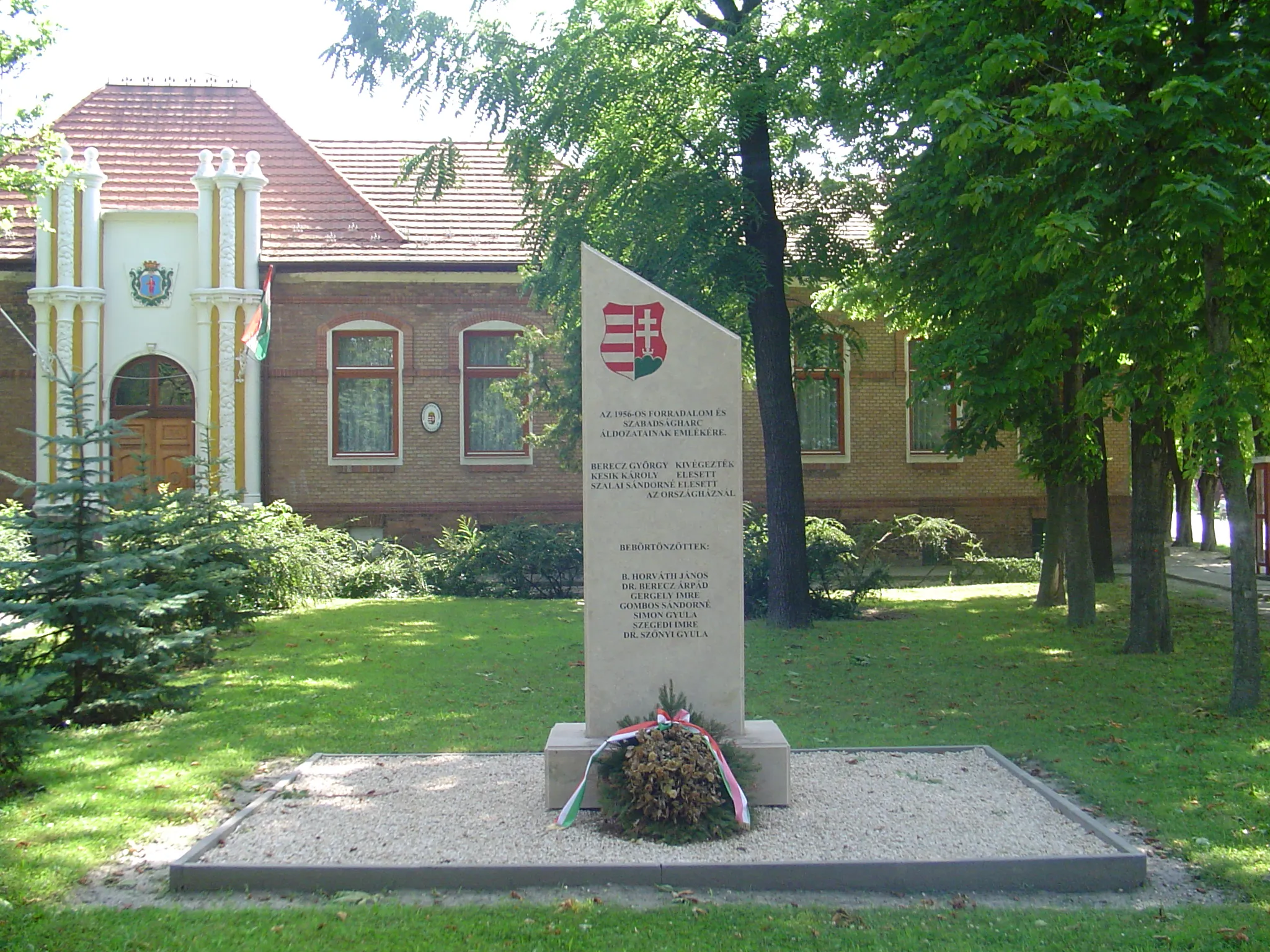 Photo showing: Fülöpszállás town hall and monument from 1956