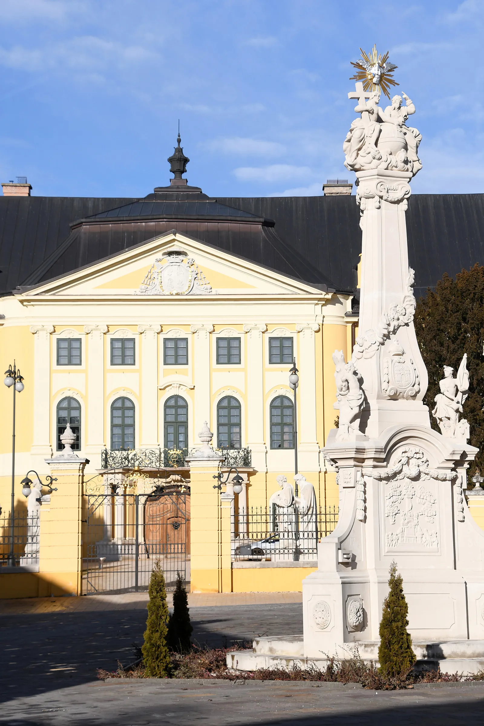 Photo showing: The Archiepiscopal Palace with the Holy trinity column in Kalocsa, Hungary
