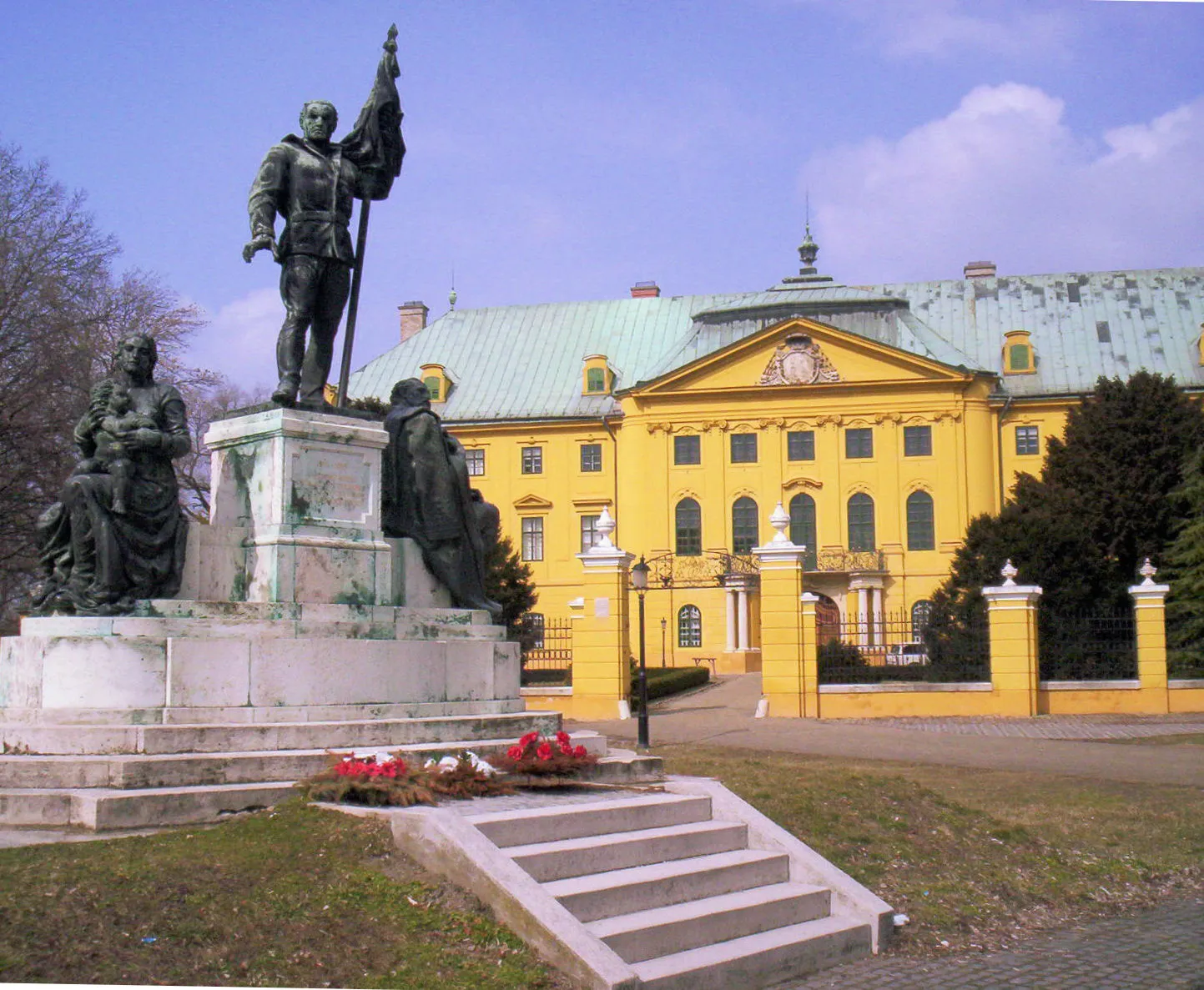 Photo showing: A kalocsai Érseki palota (Oswald Gáspár – 1775) és az I. világháborús Hősi emlékmű (Sidló Ferenc – 1930) – photo taken by uploader User:Csanády in 2006.