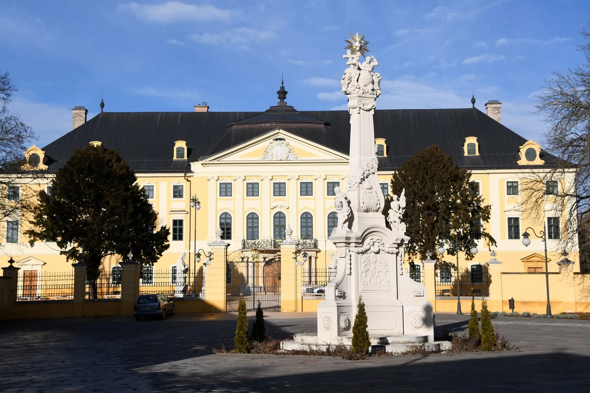 Photo showing: The Archiepiscopal Palace with the Holy trinity column in Kalocsa, Hungary