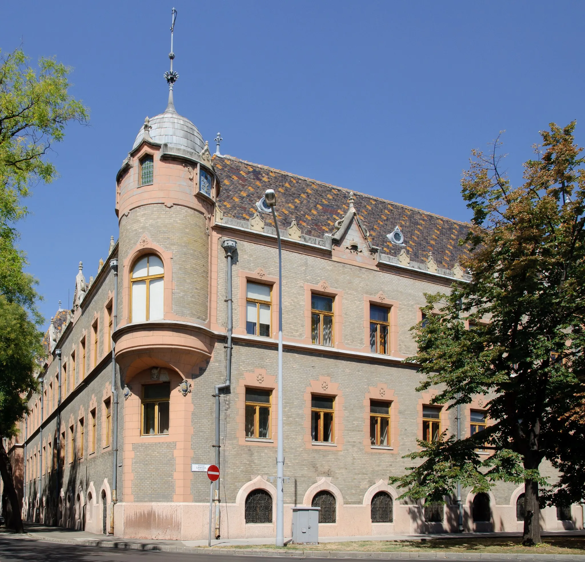 Photo showing: A corner detail of the city hall in Kecskemet, Hungary.