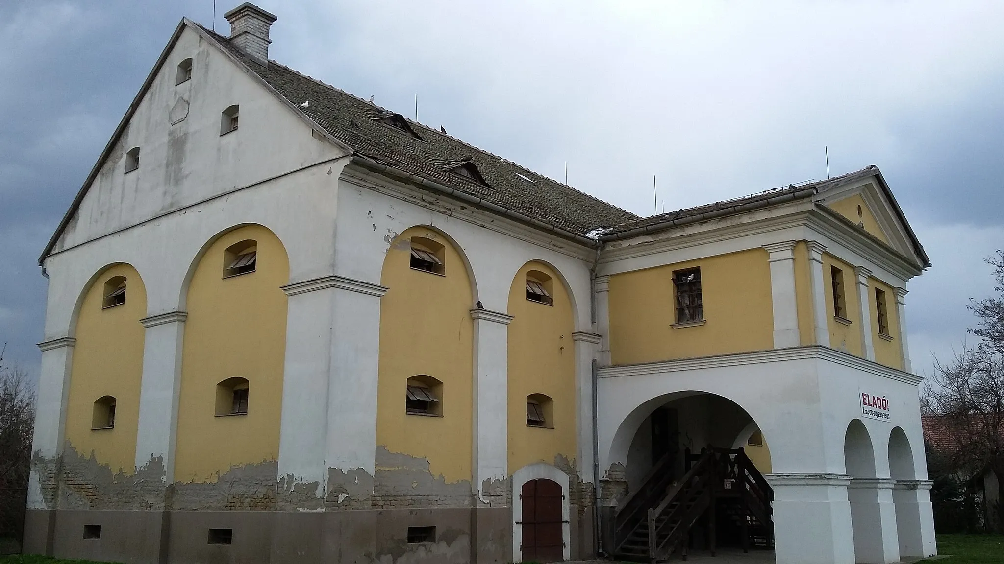 Photo showing: Multi-storey granary with portico, Kiszombor