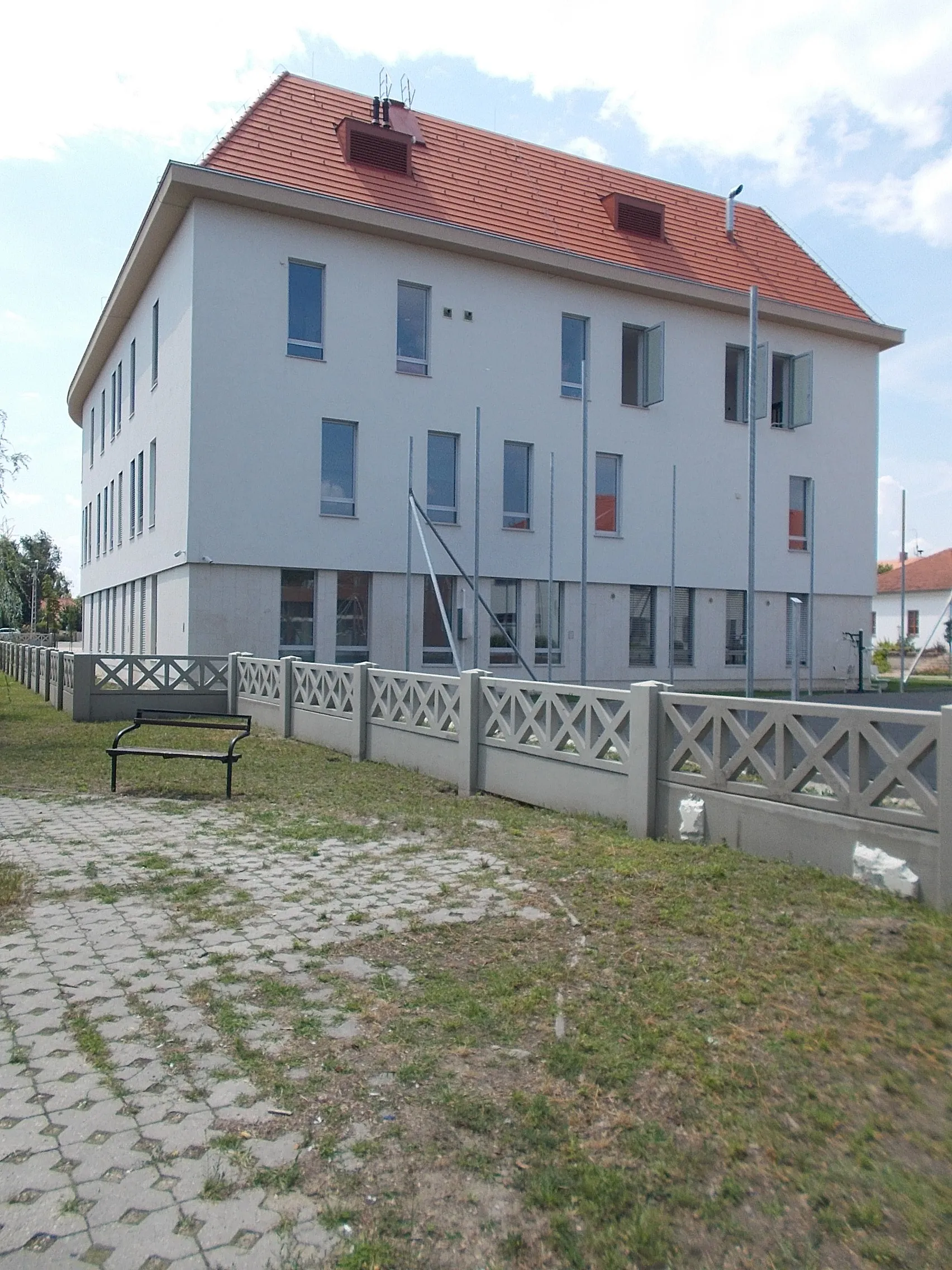 Photo showing: : Baksay Sándor Reformed High School and Elementary School - Kálvin tér, Kunszentmiklós, Bács-Kiskun County, Hungary.