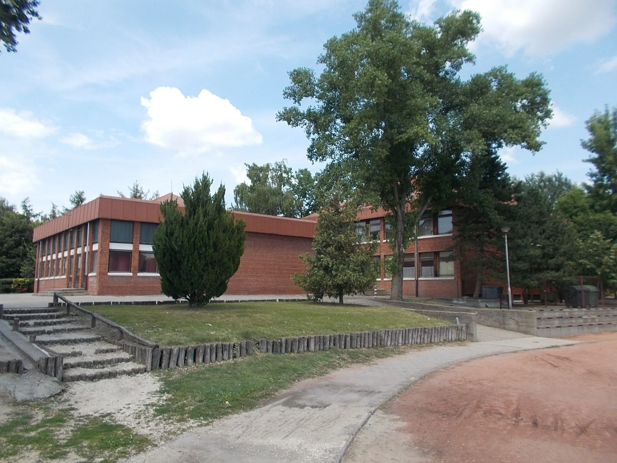 Photo showing: : General Cultural Center, Varga Domokos Elementary School and Art School. - 7 Damjanich utca (Road 5203), Kunszentmiklós, Bács-Kiskun County, Hungary.
